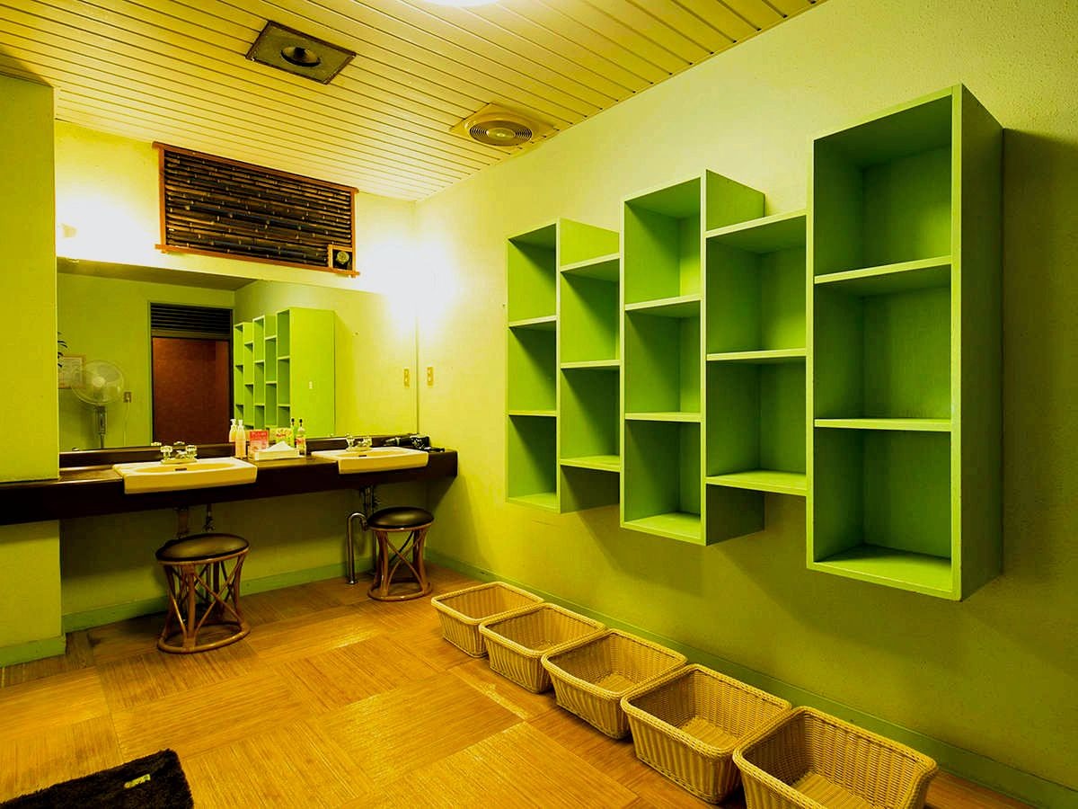 男性大浴場脱衣所。さあ「源泉掛け流し」のお湯へ！