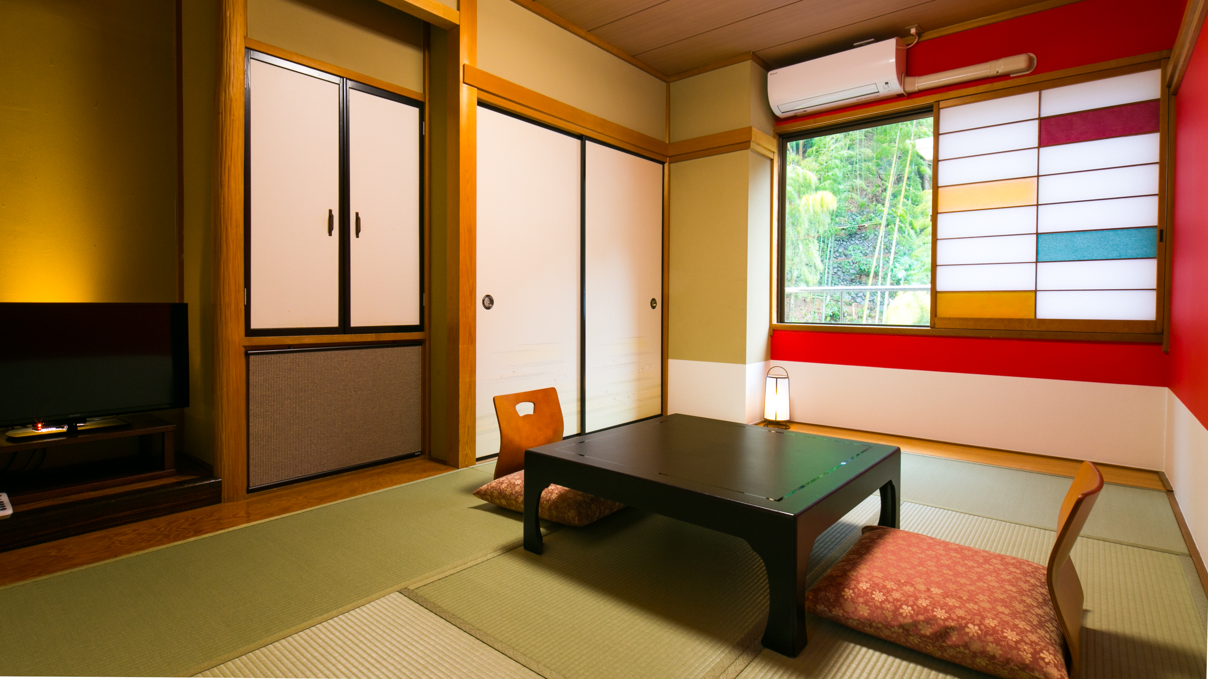 かわいい色障子が特徴のお部屋。