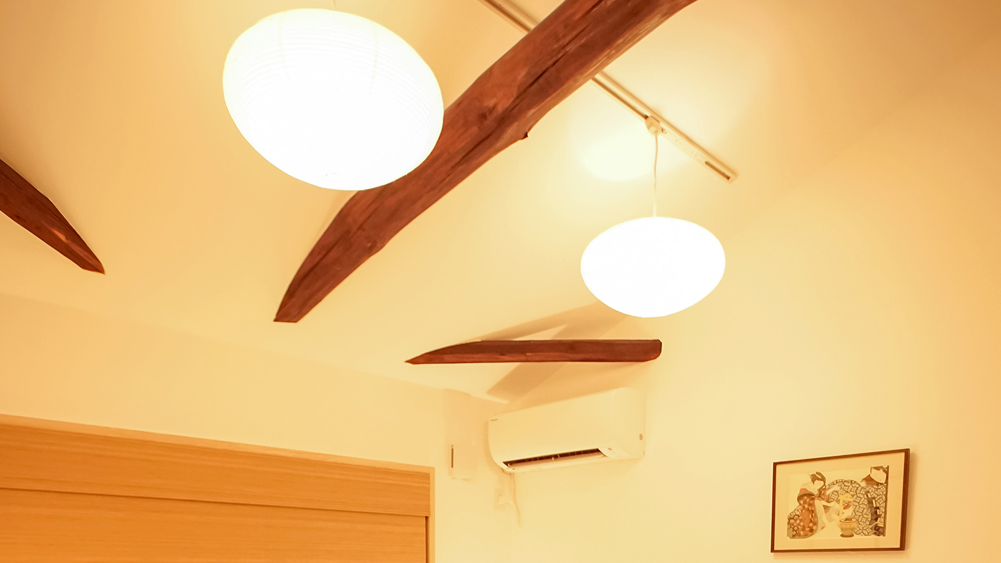 ・天井の照明が部屋全体を温かい雰囲気にします