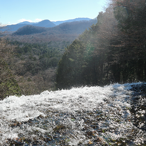 *[湯滝上部]雄大な奥日光の山並みと迫力満点の湯滝。（当館から車で約10分)