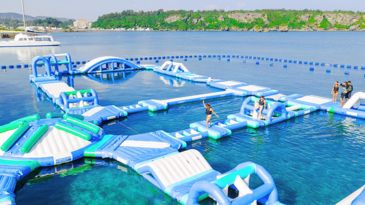 【大人の好奇心】童心に帰る海上アスレチック〜万座オーシャンパークで過ごす夏の休日（朝食付き）