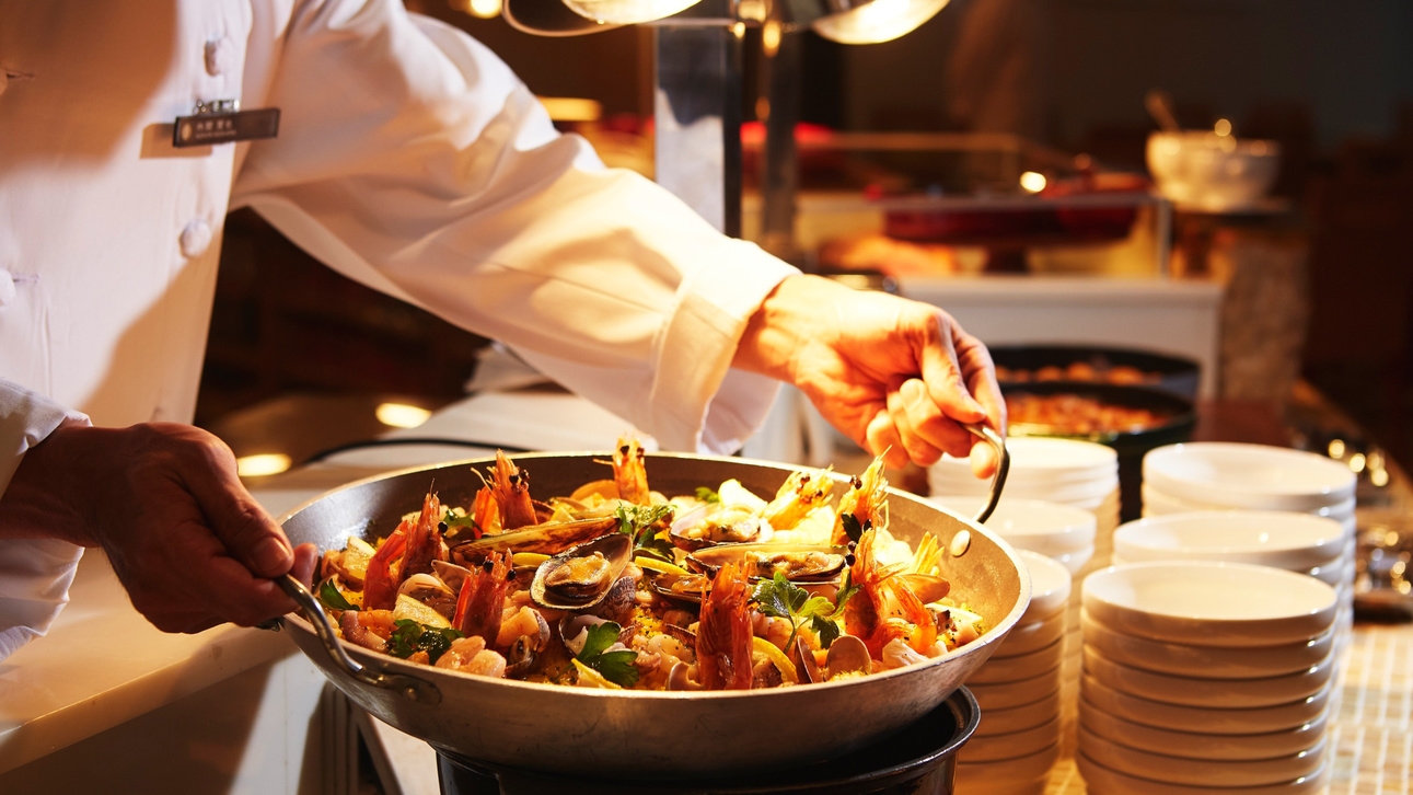 【ステイダイニング】万座の波音に包まれてアクアベルで過ごす〜リゾートディナータイム（夕朝食付き）