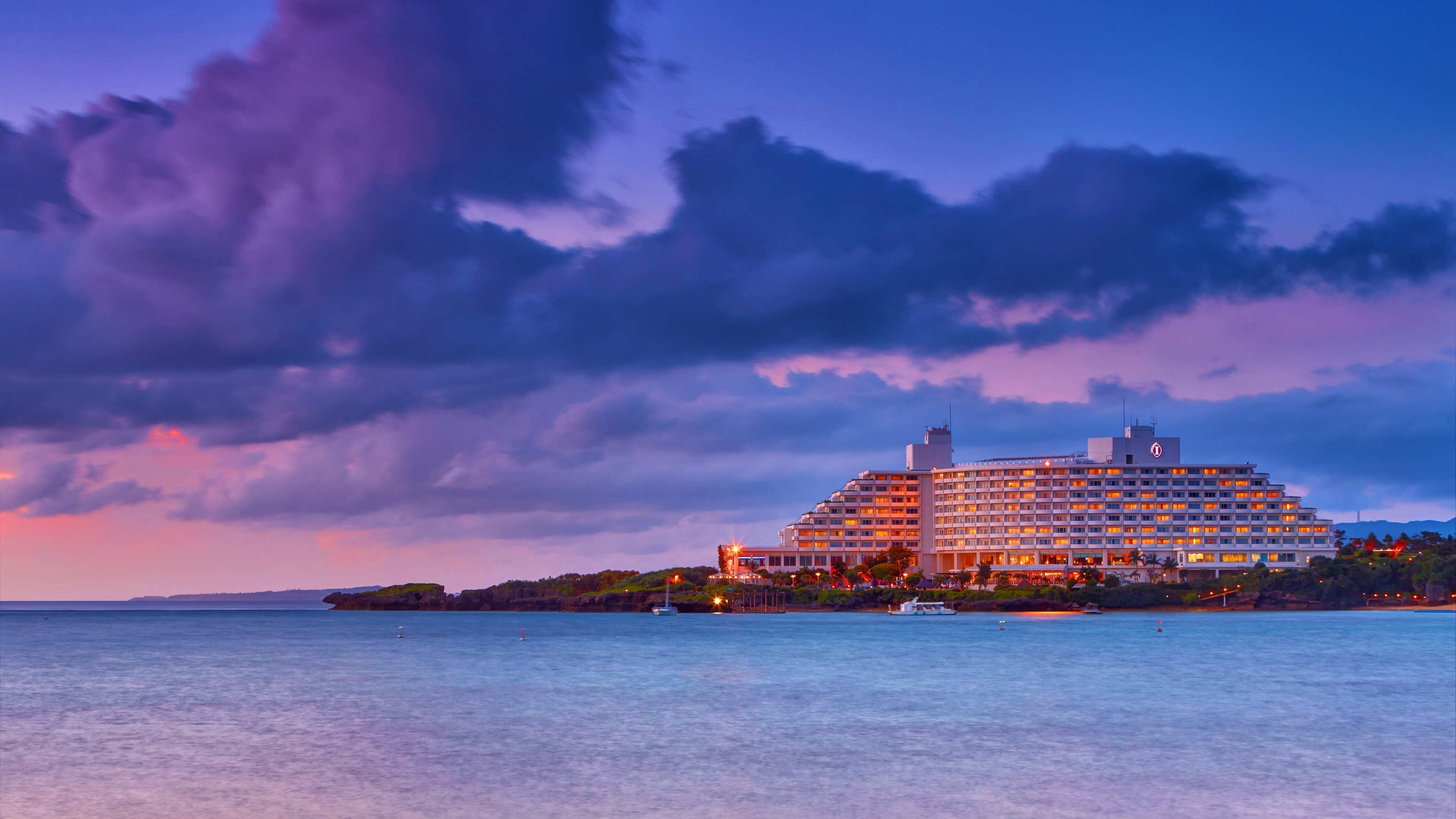 【ステイダイニング】万座の波音に包まれてアクアベルで過ごす〜リゾートディナータイム（夕朝食付き）