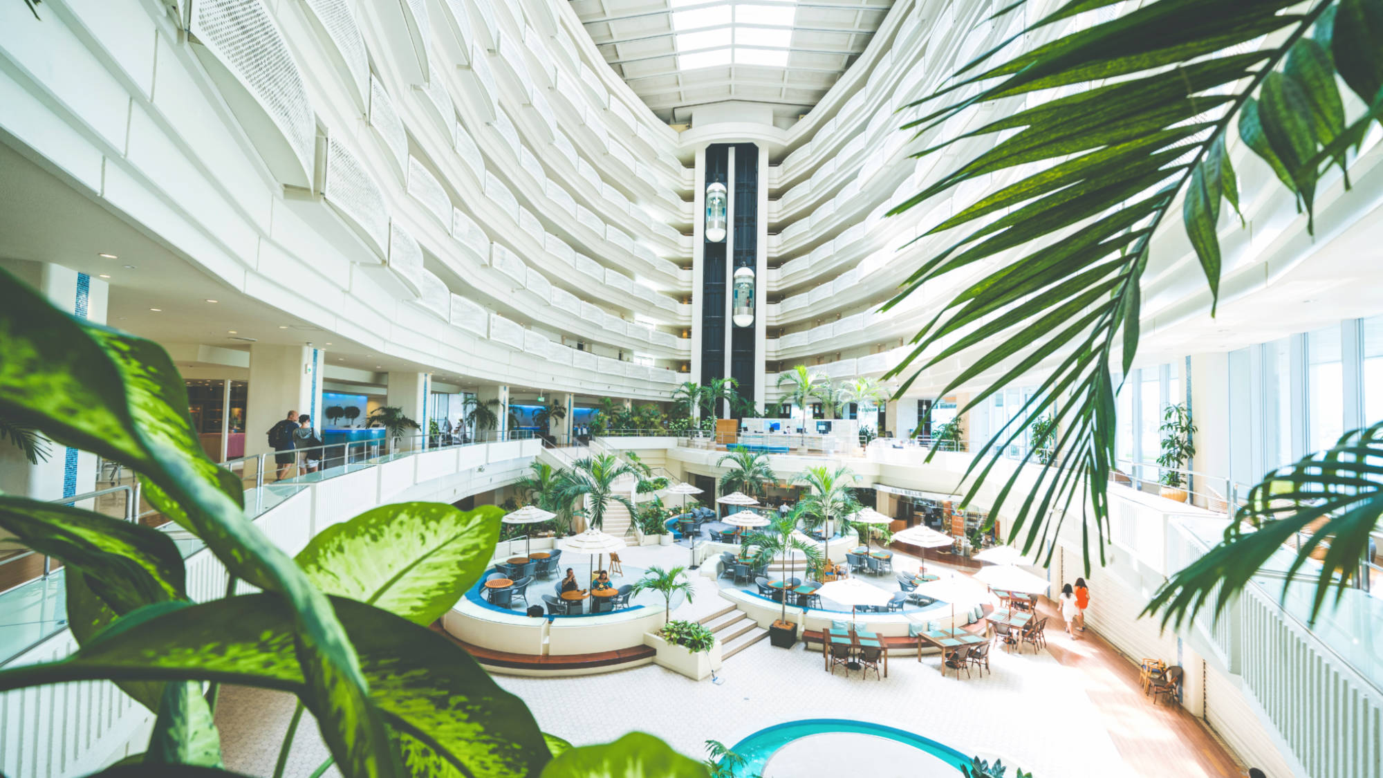 ■吹き抜けのアトリウムロビー