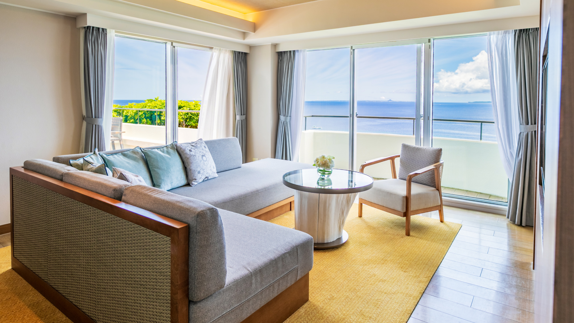 ■名護ベイスイート(64平米)　リビング