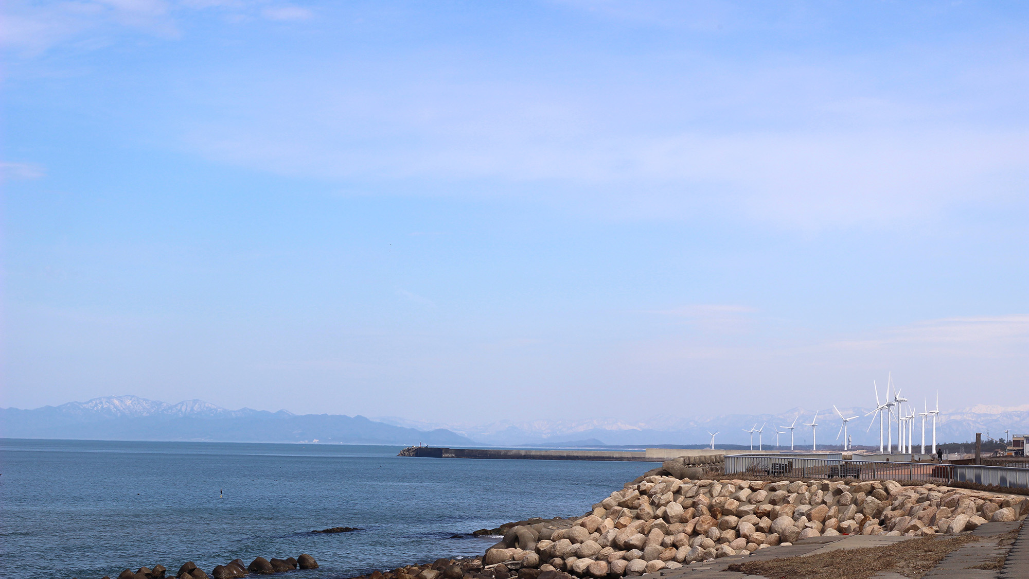 *［紫雲寺記念公園／しおさいの道］目の前は日本海♪