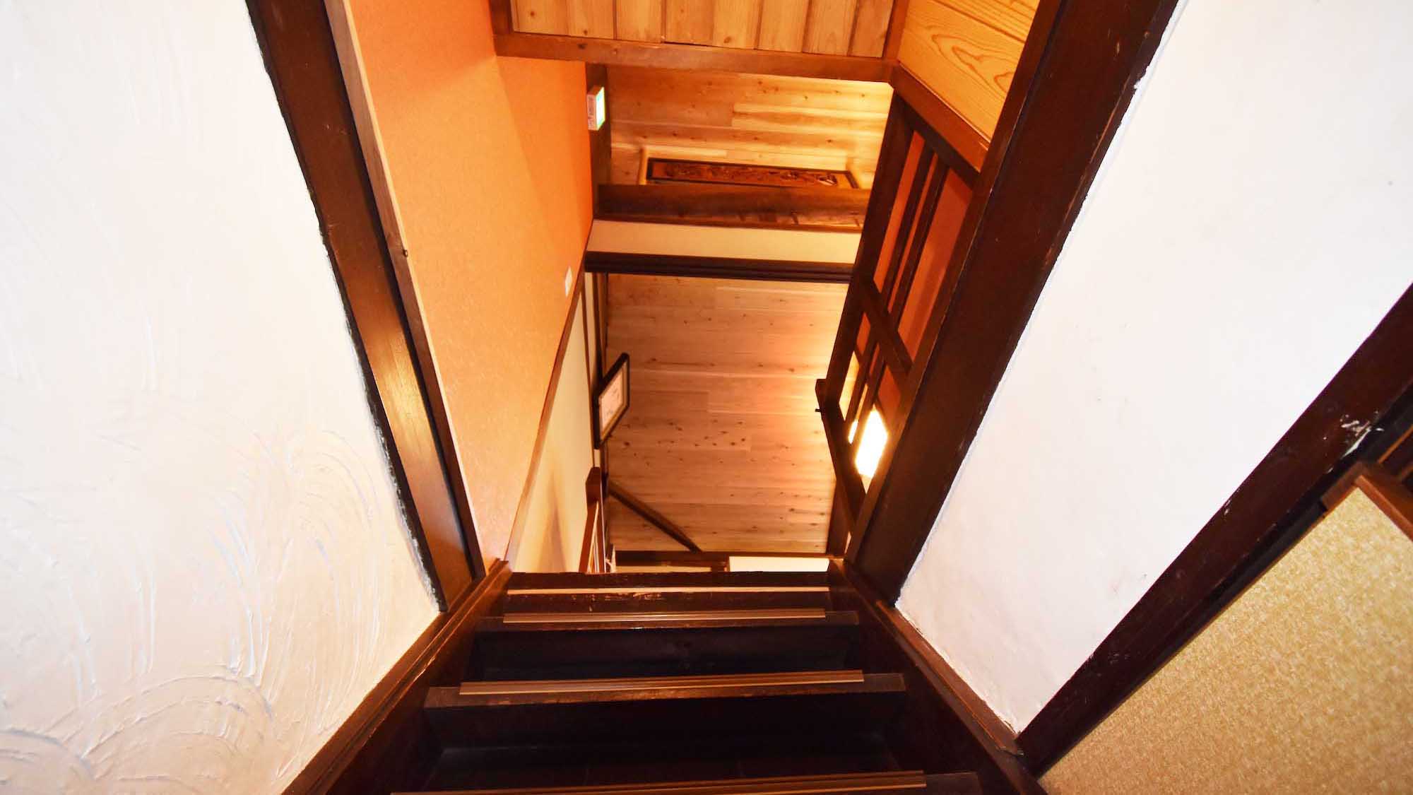 ・【内観】2階の和室に上がる階段です