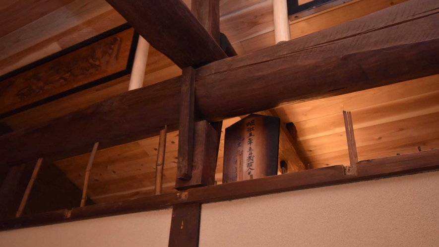 ・【内観】太い梁の見える天井。杉板仕上げで造られいます