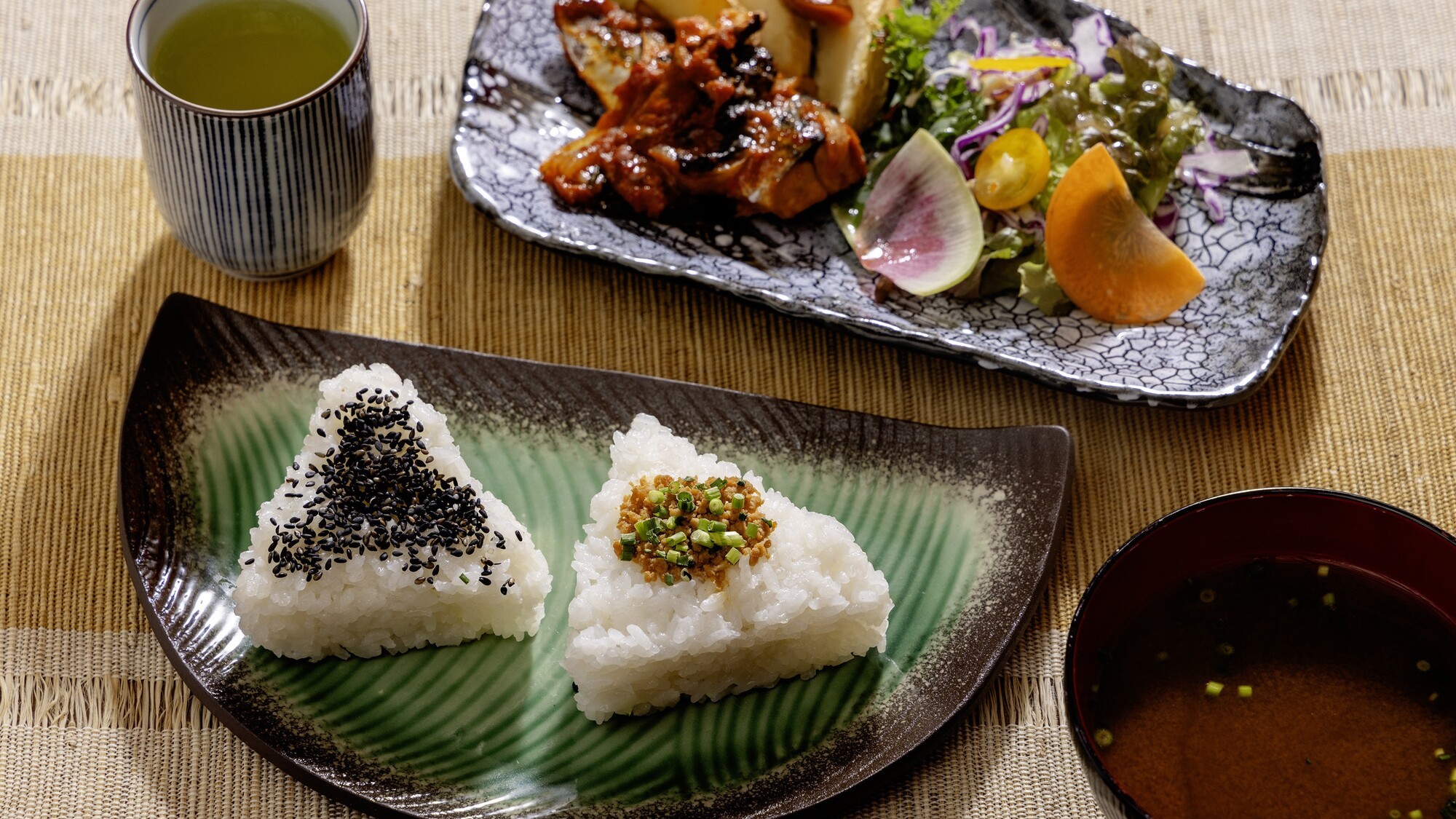 【朝食】おにぎり盛り付け一例