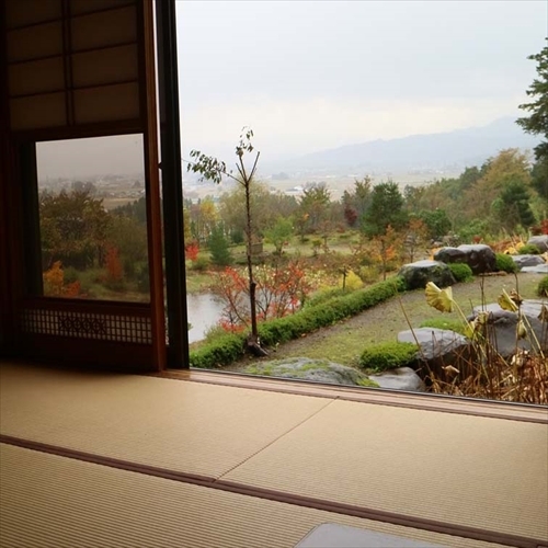 会津盆地を見下ろす眺望の良い和室