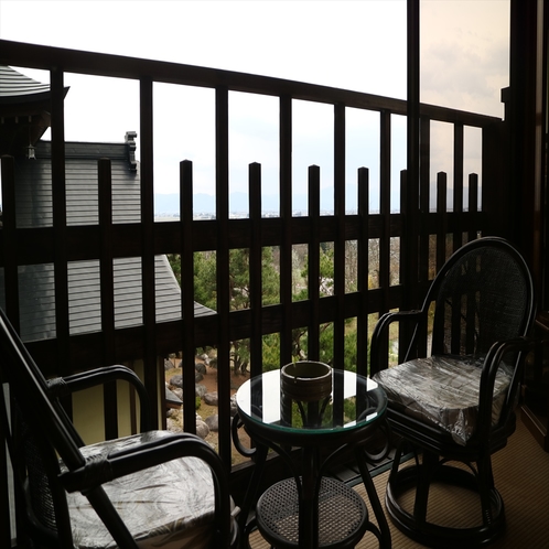 眺望の良いお部屋（美松）　椅子に座って会津盆地を一望して下さい