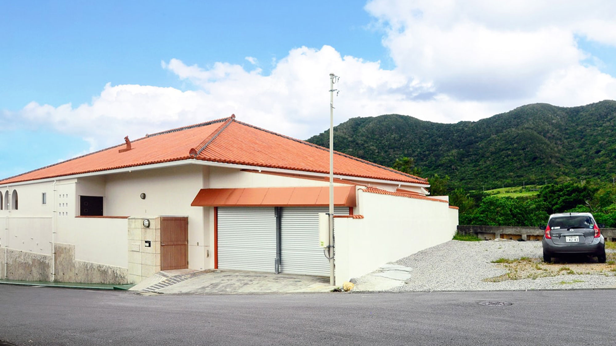 【駐車場】建物のすぐ横に2台分の駐車スペースがあります