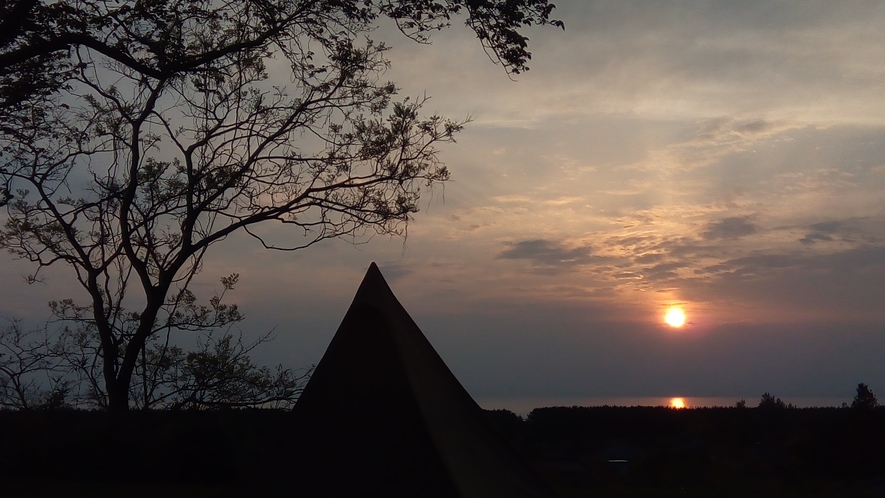 夕日とテント