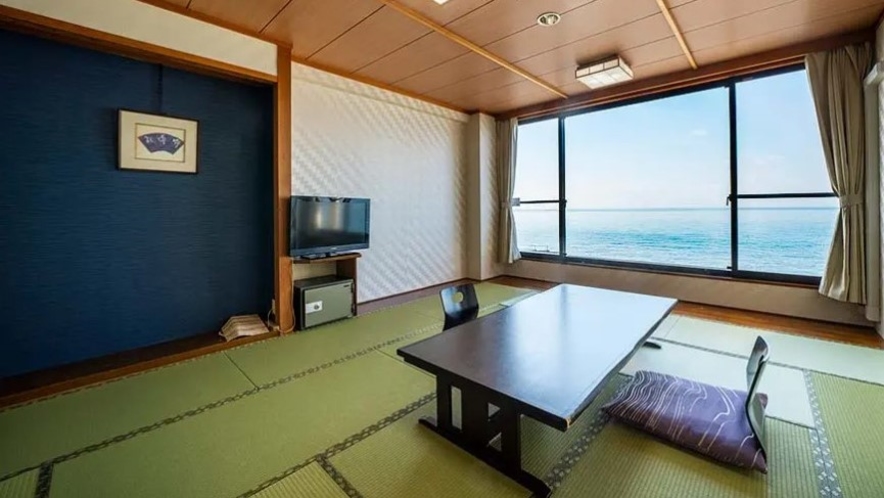 【和室8畳】大きな窓からは大海原が望めます。