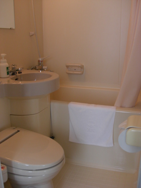 Guest room unit bath