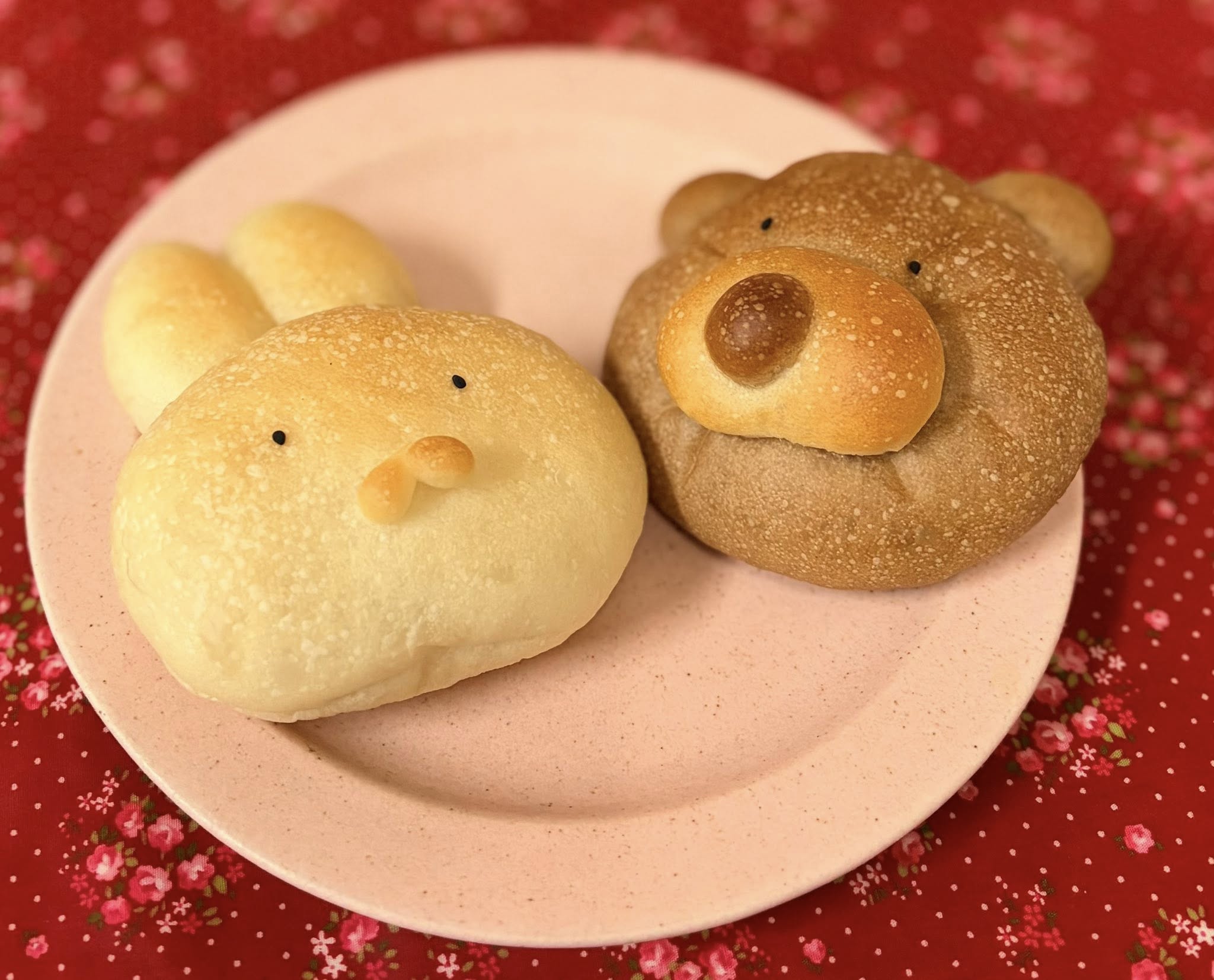 可愛いでしょう？それぞれにくまさん、うさぎさん、１個ずつパン屋さんで袋につめていただいたものをプレゼントいたします。