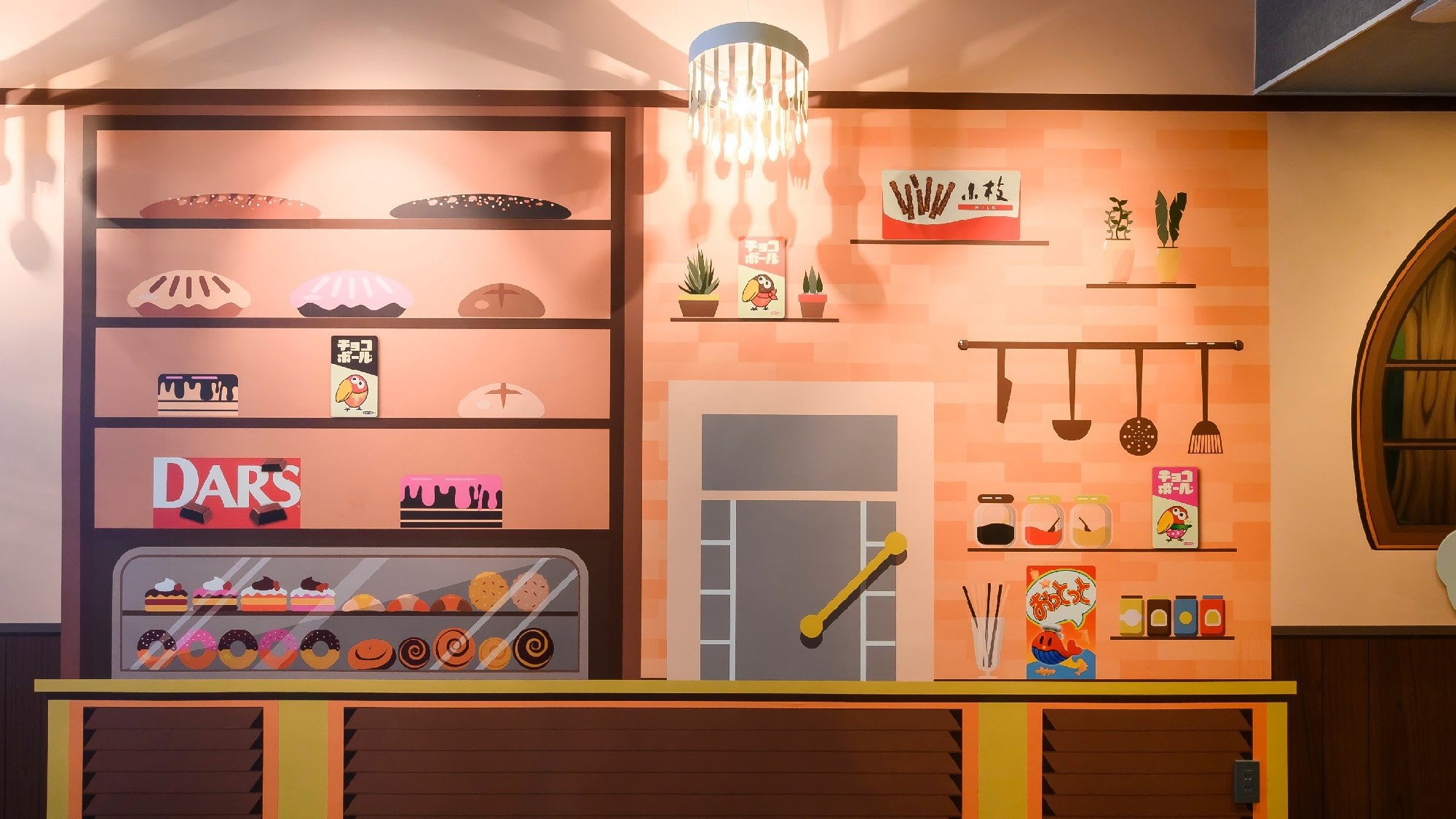 パティスリーをイメージした客室の内装には、キョロちゃんや森永製菓のお菓子がデザインされています！