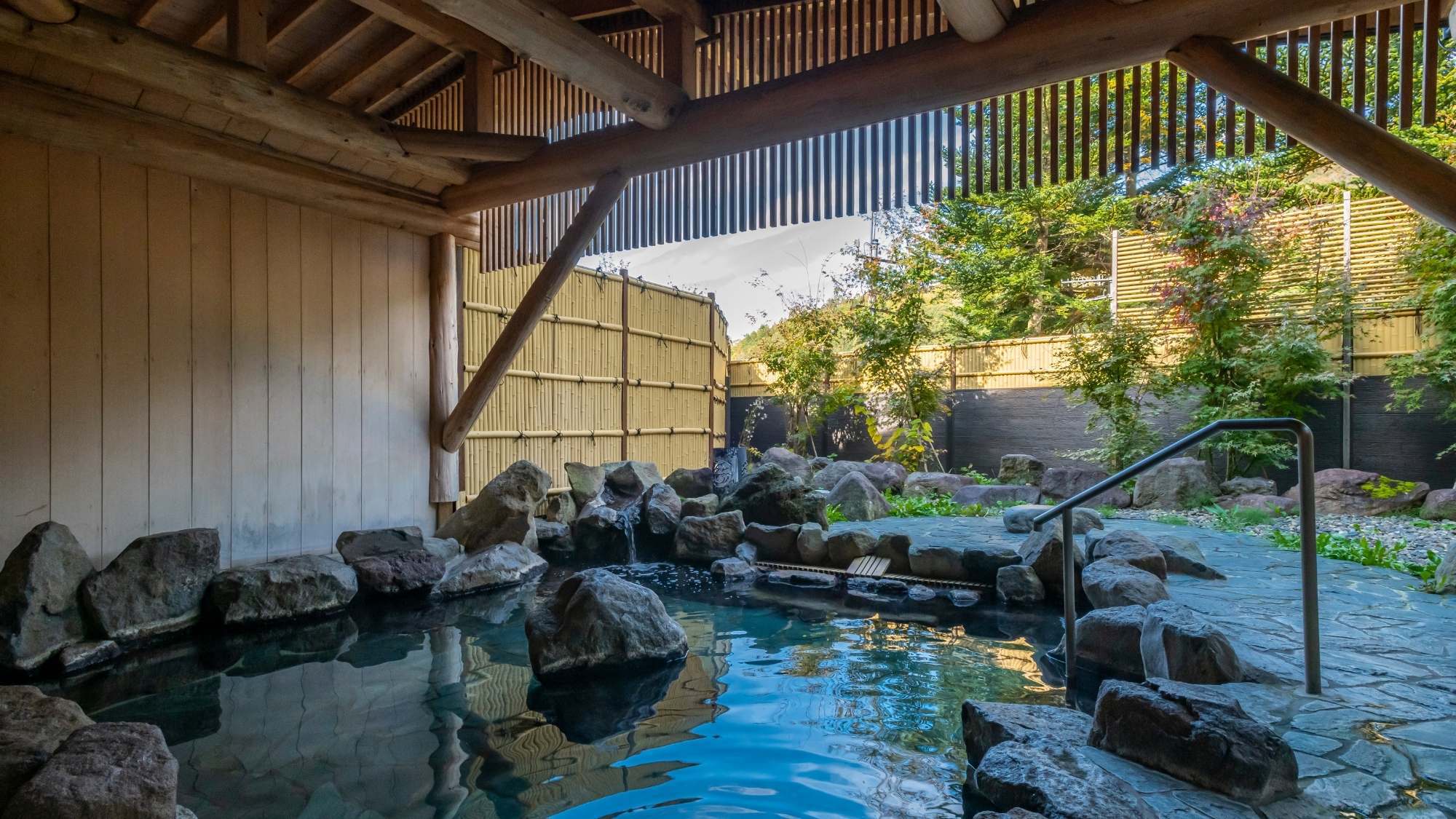 【露天風呂】風が心地よい露天風呂は長風呂してしまいそう。