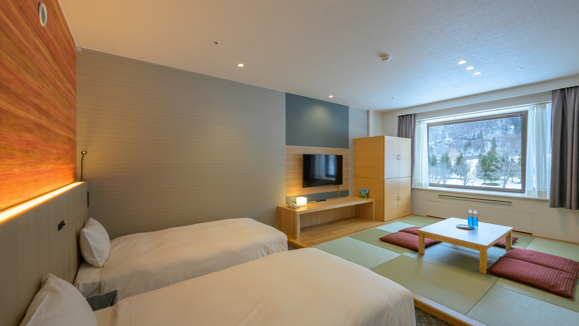 【森のフロアルーム 和洋室】2つのベッドと布団3組がある和洋室40㎡。