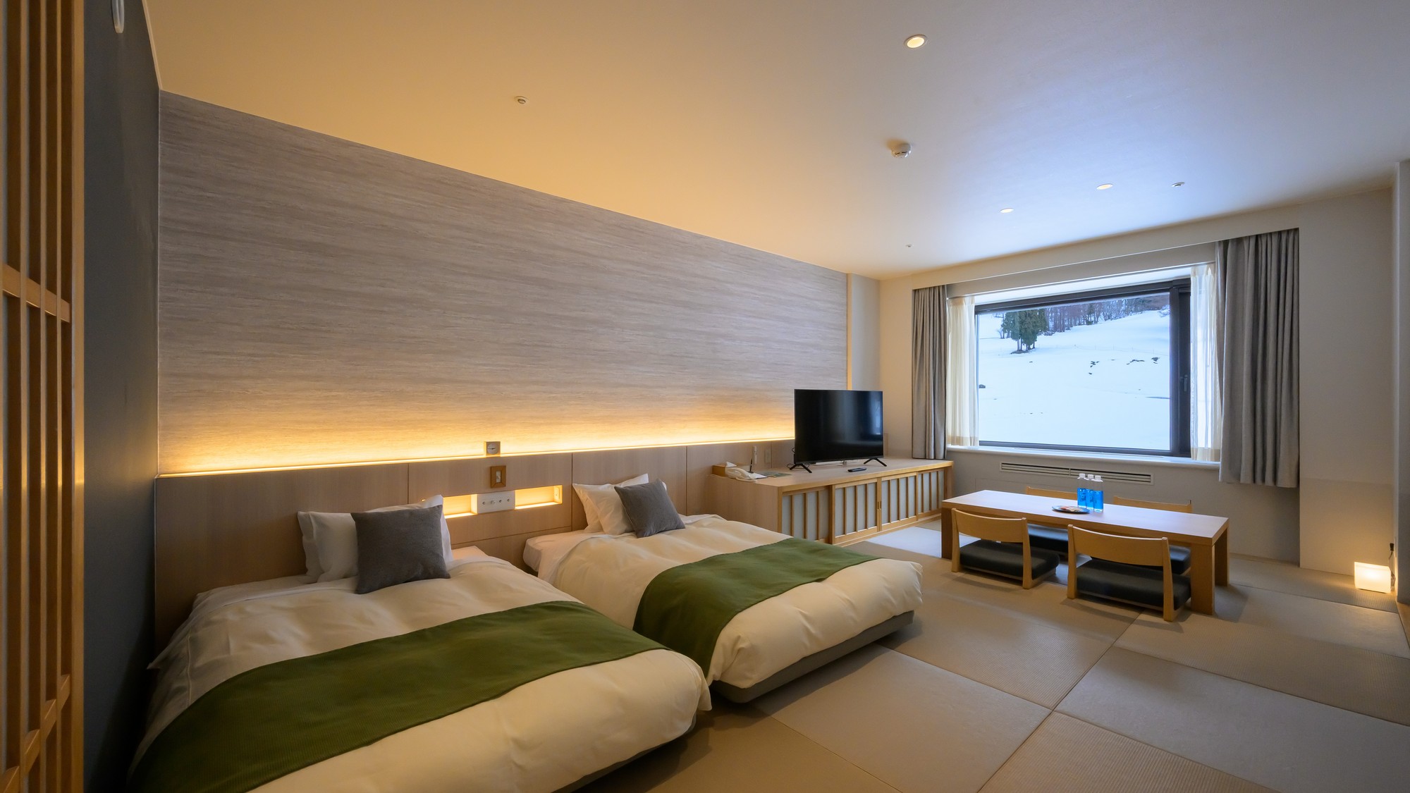 【森のフロアルーム モダン和室】高さの低いベッドが2つあるので、小さなお子様のいるご家族向きのお部屋