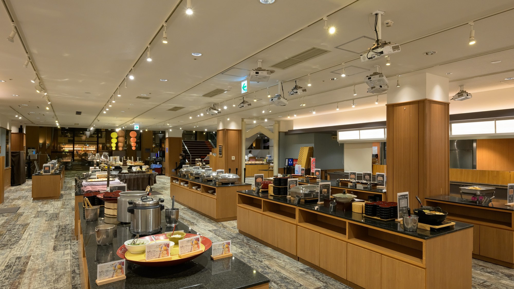 【レストラン ジグザグ】夕食は和洋中華バラエティーあふれる料理をバイキング形式でお楽しみください。