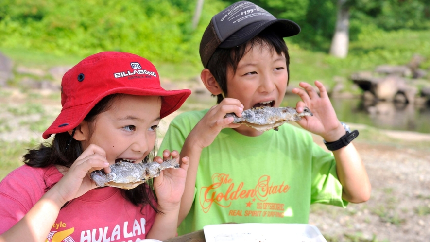 釣り堀で釣ったニジマスはその場で塩焼きにします！