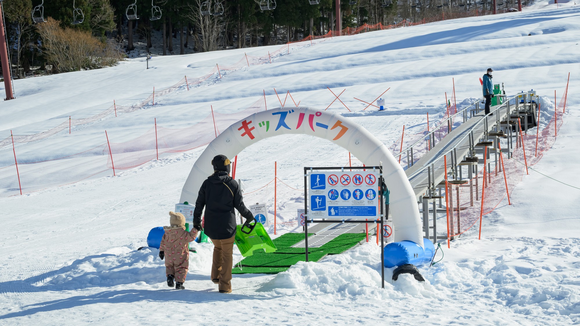 【キッズパーク】キッズパーク内のスノーエスカレーターで移動もスムーズです。