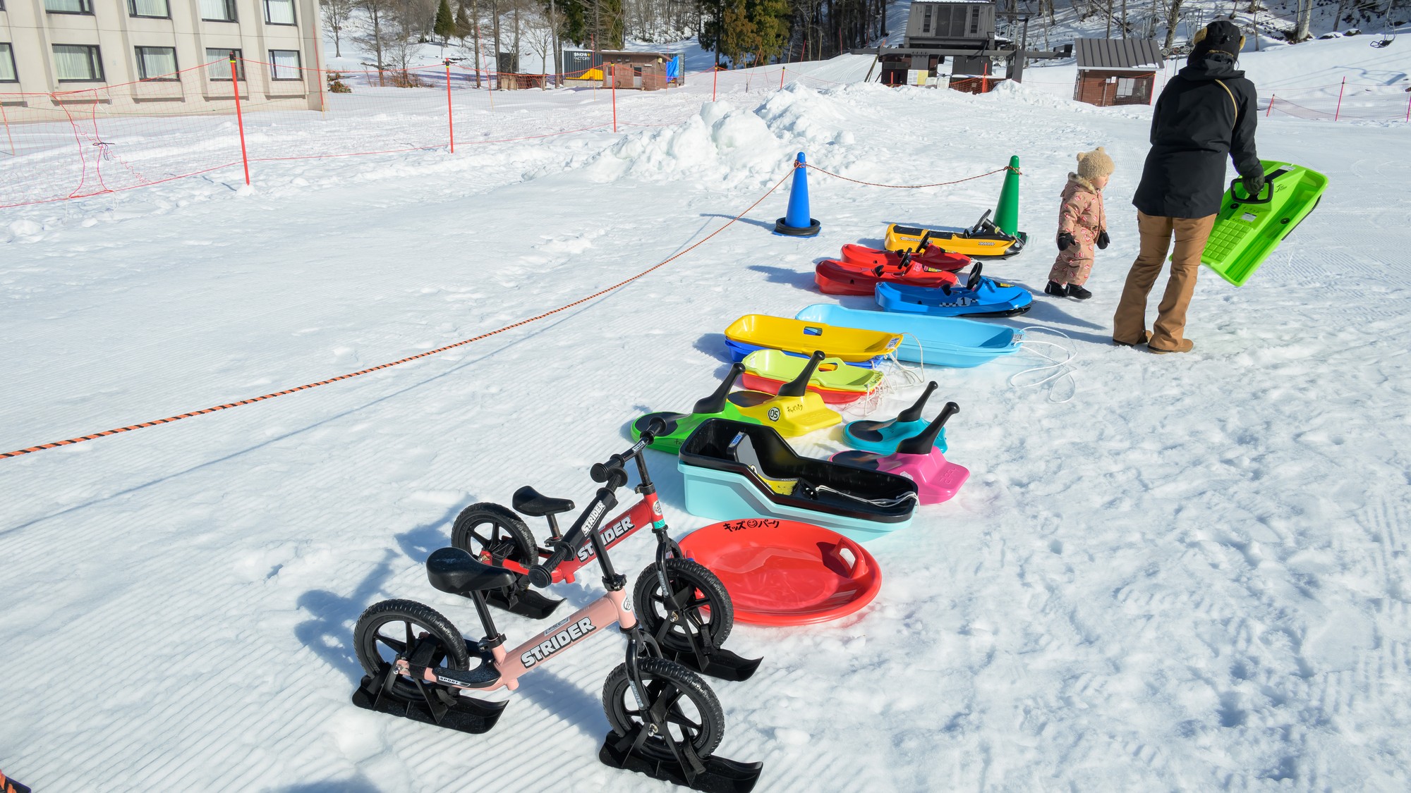 【キッズパーク】キッズパーク内にはさまざまなタイプのソリがあるのでソリエリアで十分楽しめます。
