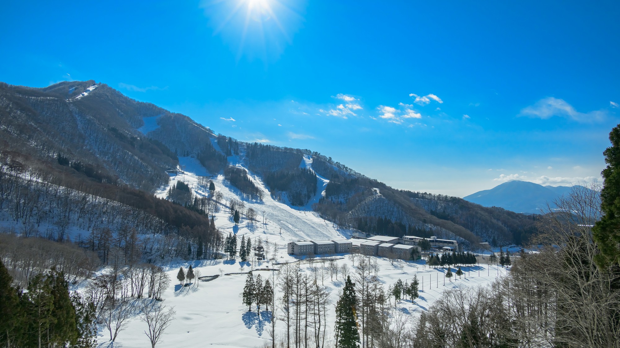 【外観】豊かな自然に囲まれ、銀世界が広がります。
