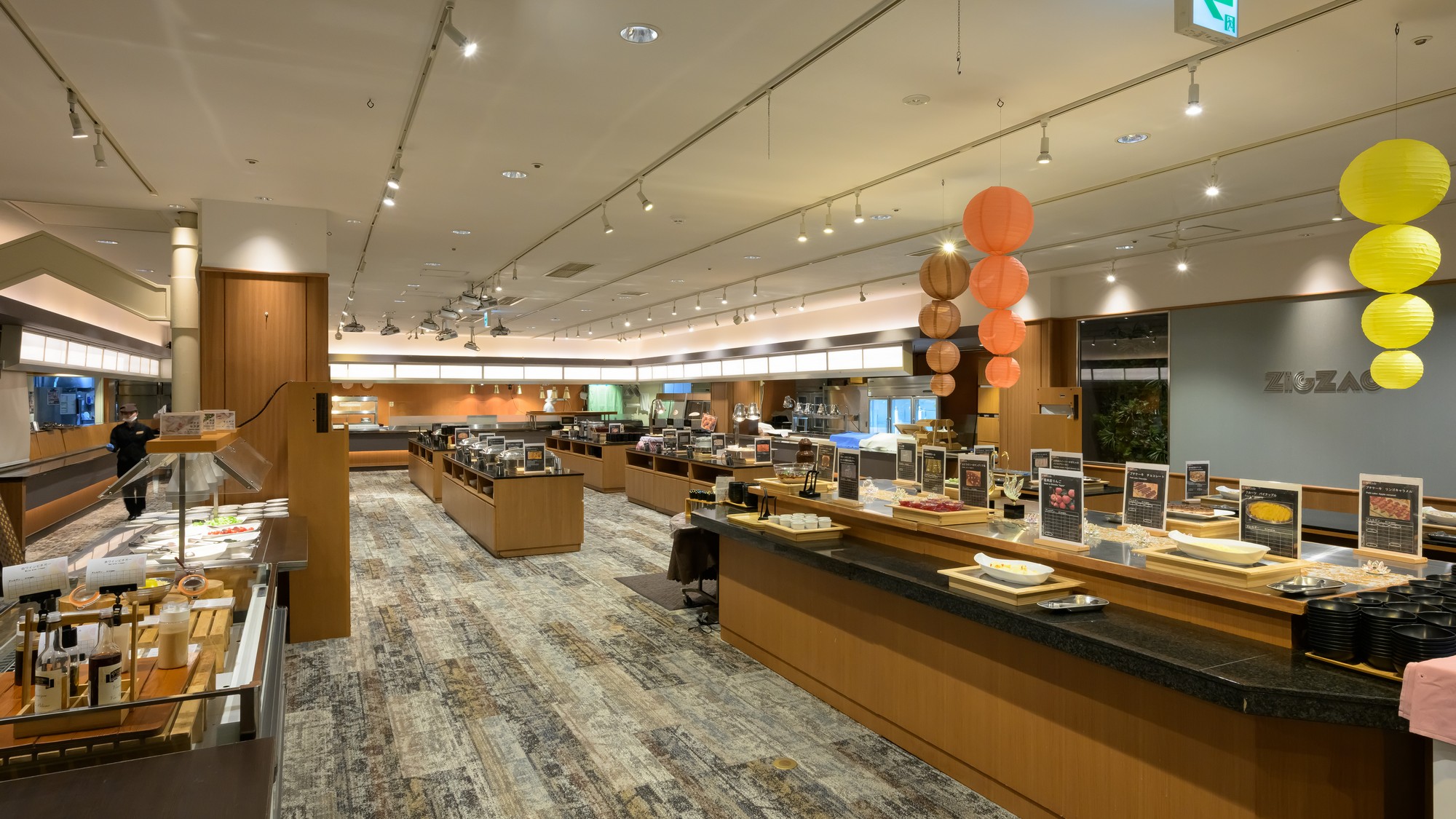 【レストラン ジグザグ】 夕食は和洋中華のバラエティーあふれるバイキングをお楽しみください。