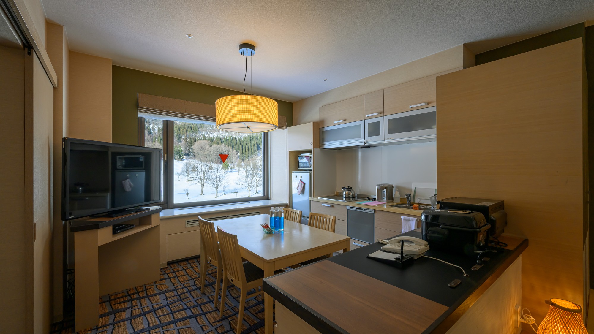 【レジデンシャルスイート・ファミリータイプ】洋室と和室を備えたお部屋です。