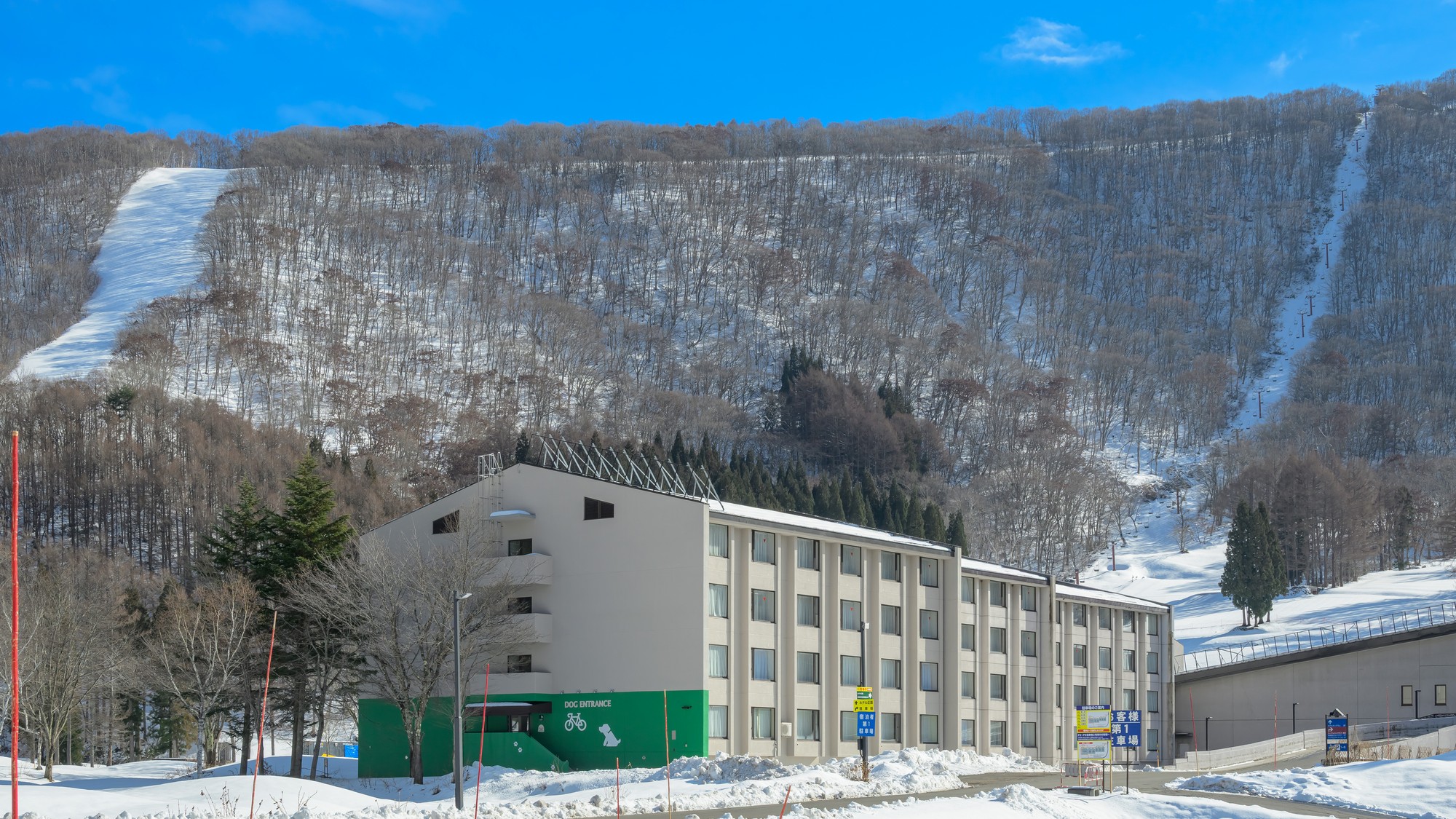 【ペット棟外観】ペットの館内への出入りは専用玄関から