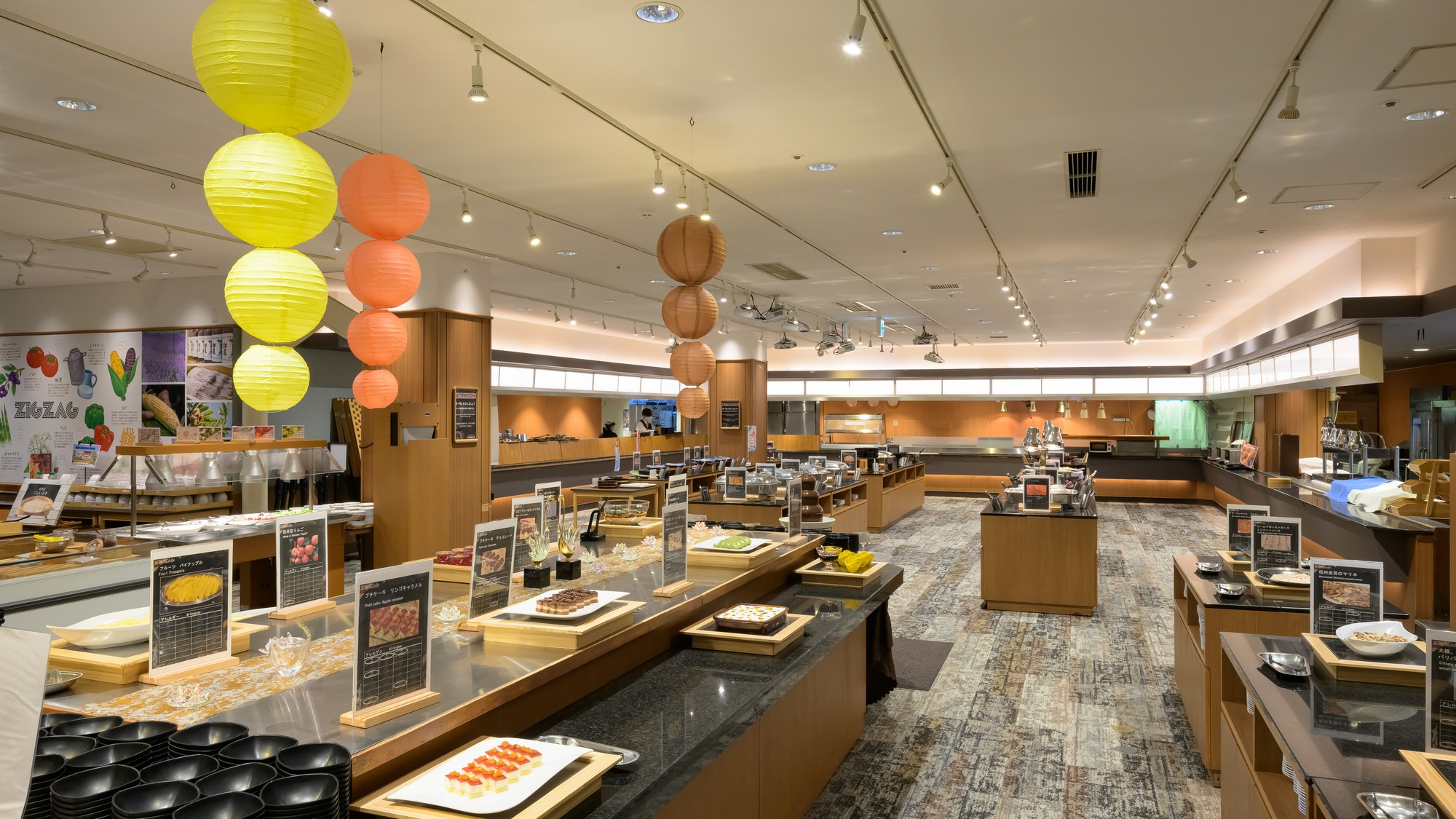 【レストラン ジグザグ】夜は本格的な和洋中華料理をバイキングでお楽しみください。