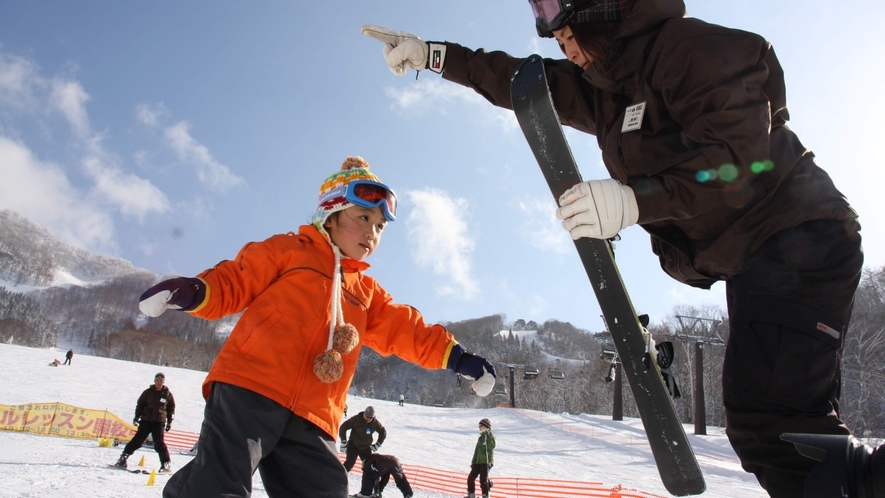 4歳からのキッズスクール★スノーエスカレーターで簡単スキーデビュー！！