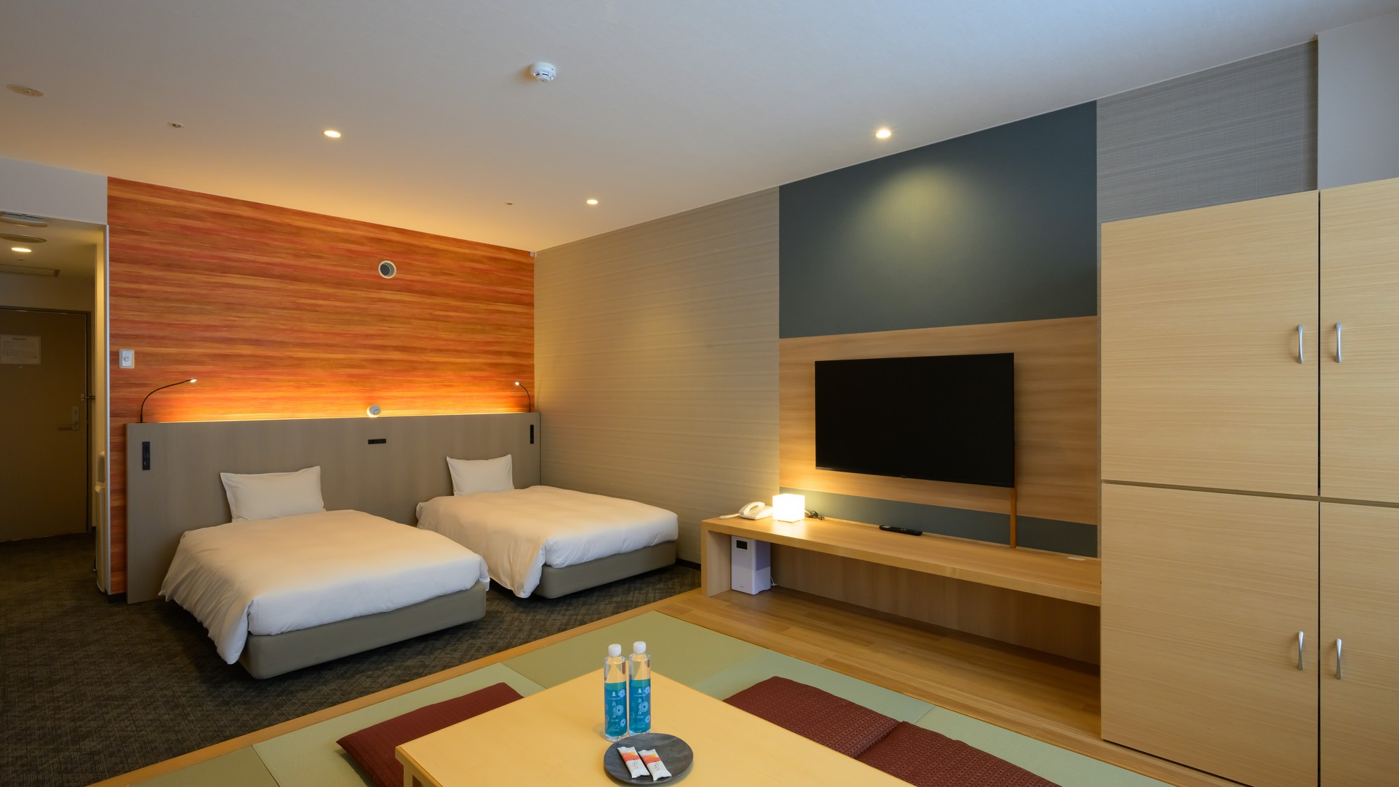 【森のフロアルーム 和洋室】2つのベッドがある洋室部と和室が続いたお部屋です。