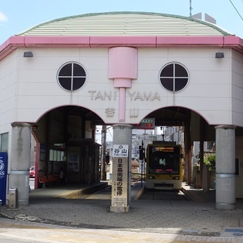 ①谷山電停を降りたら左に