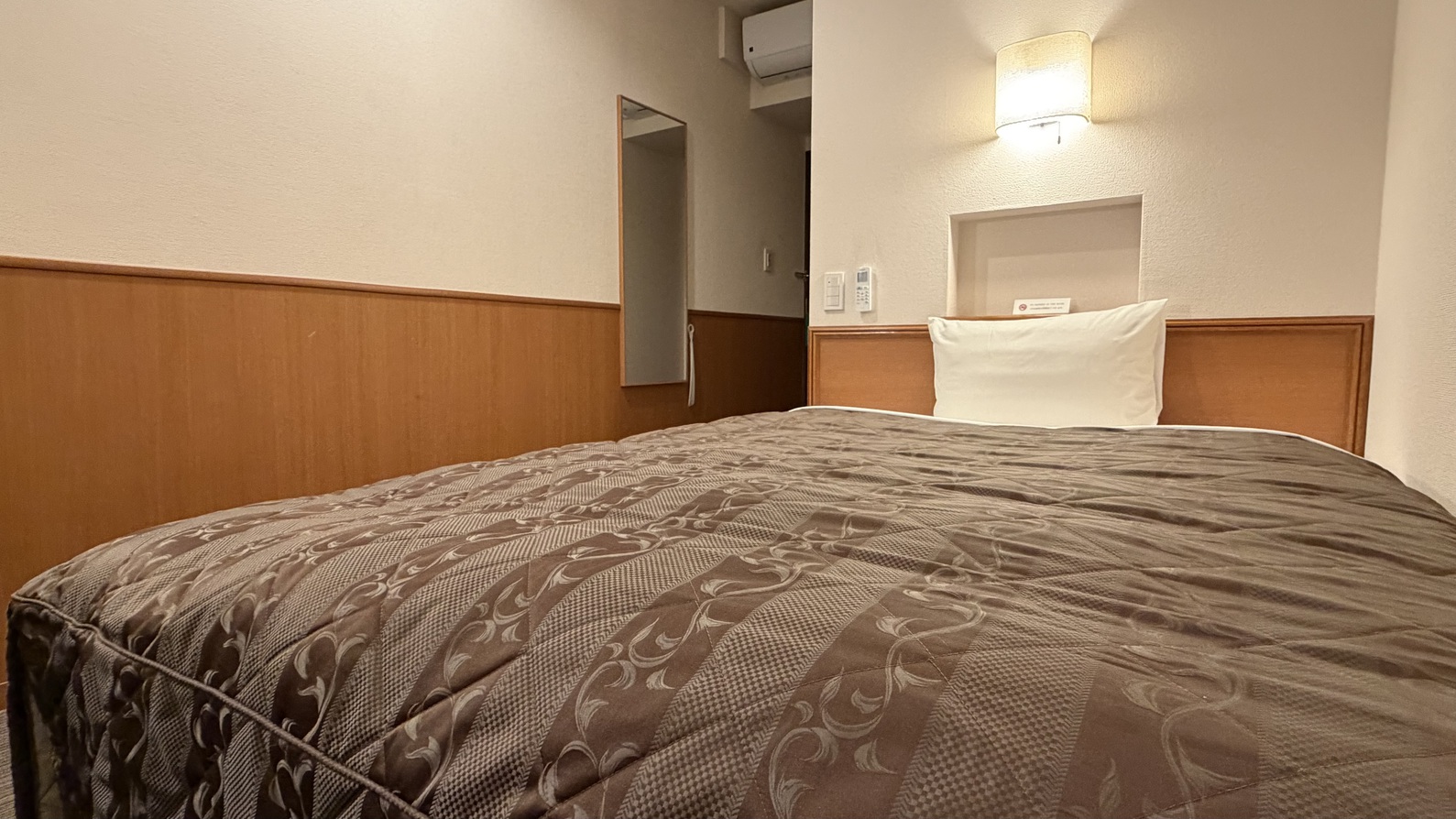 〔シングルルーム写真4〕12㎡・シモンズ140cm幅ベッド