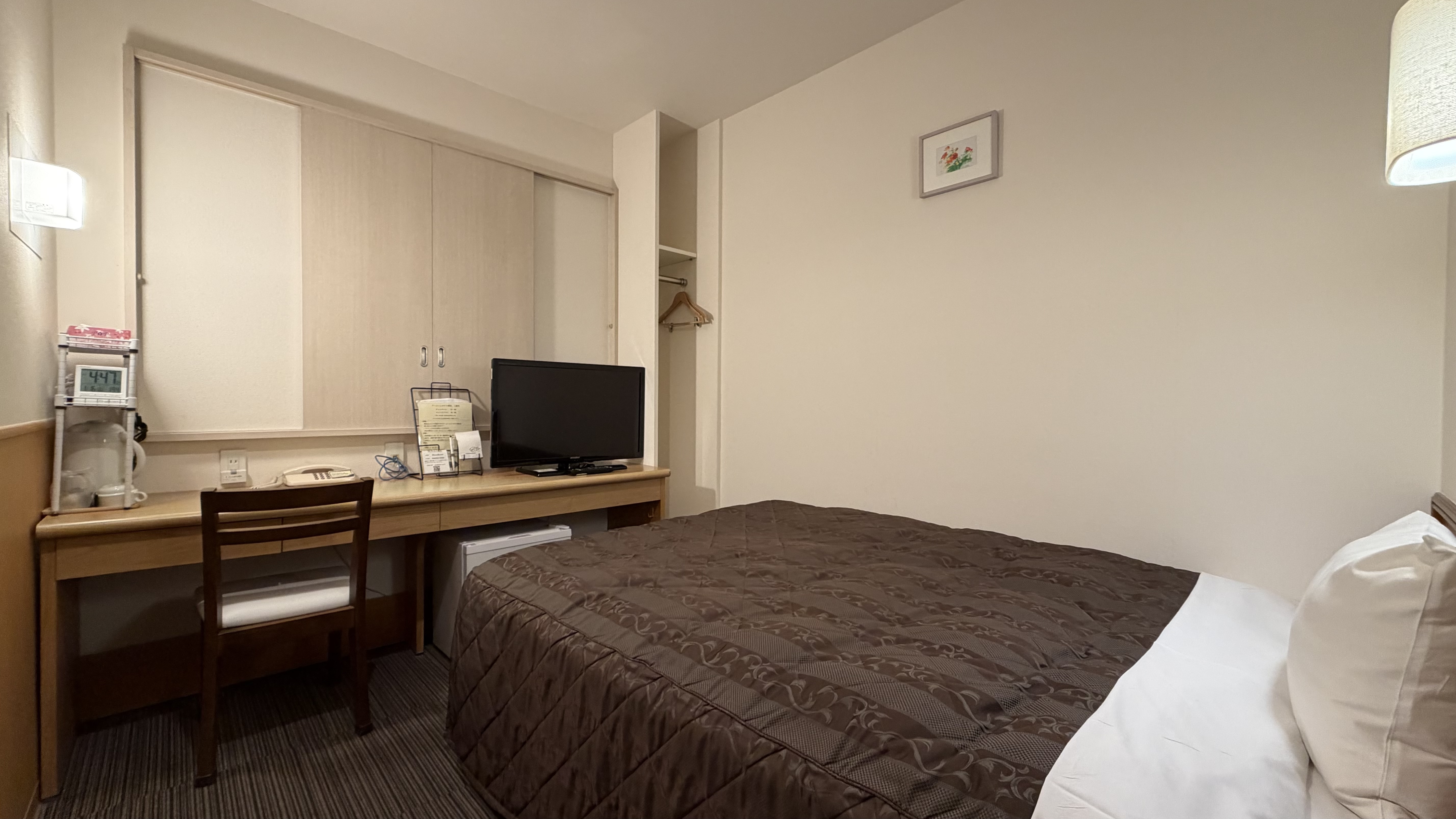 〔シングルルーム写真2〕12㎡・シモンズ140cm幅ベッド