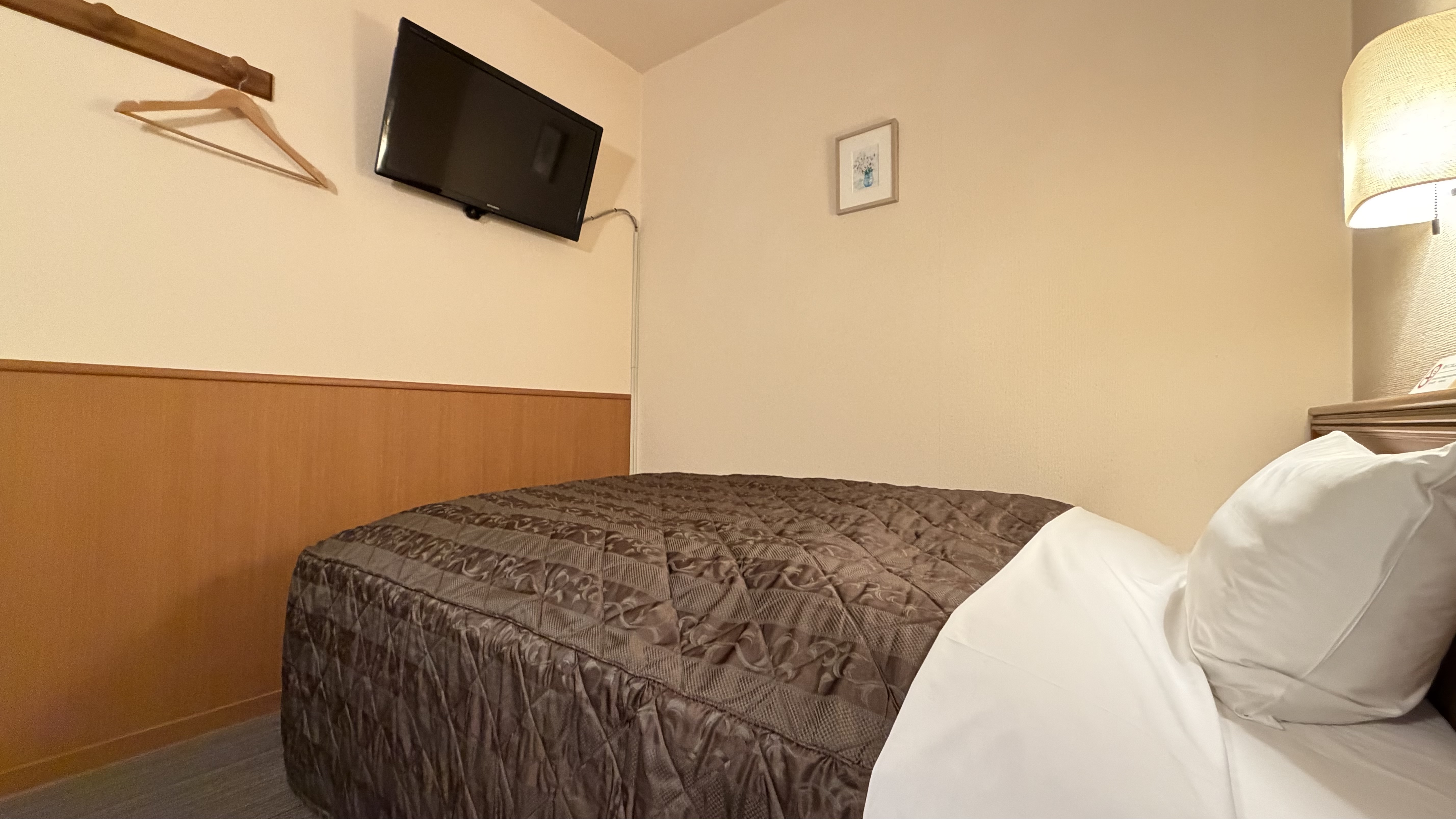 〔シングルルーム写真6〕12㎡・シモンズ140cm幅ベッド