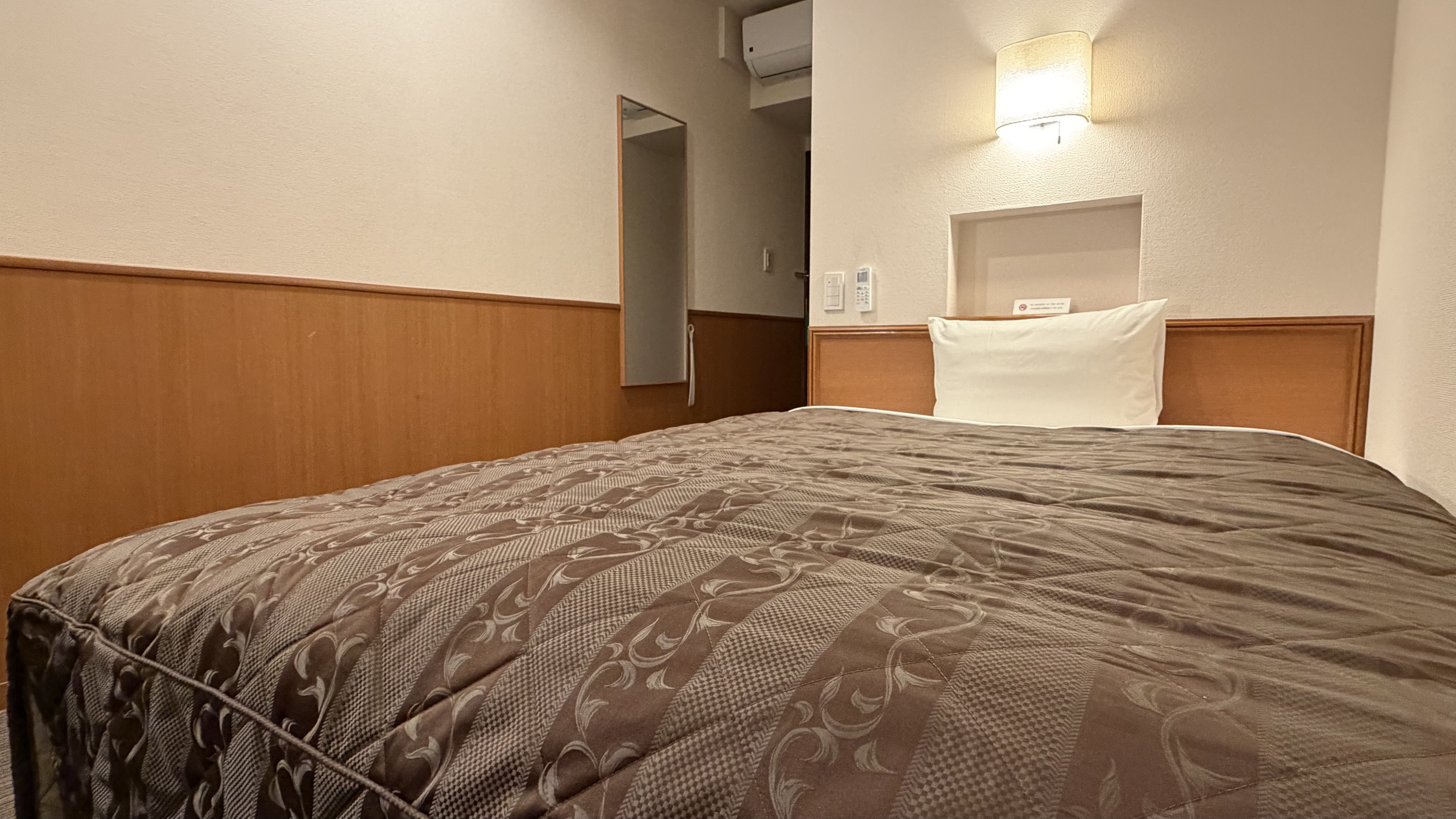 〔シングルルーム写真4〕12㎡・シモンズ140cm幅ベッド