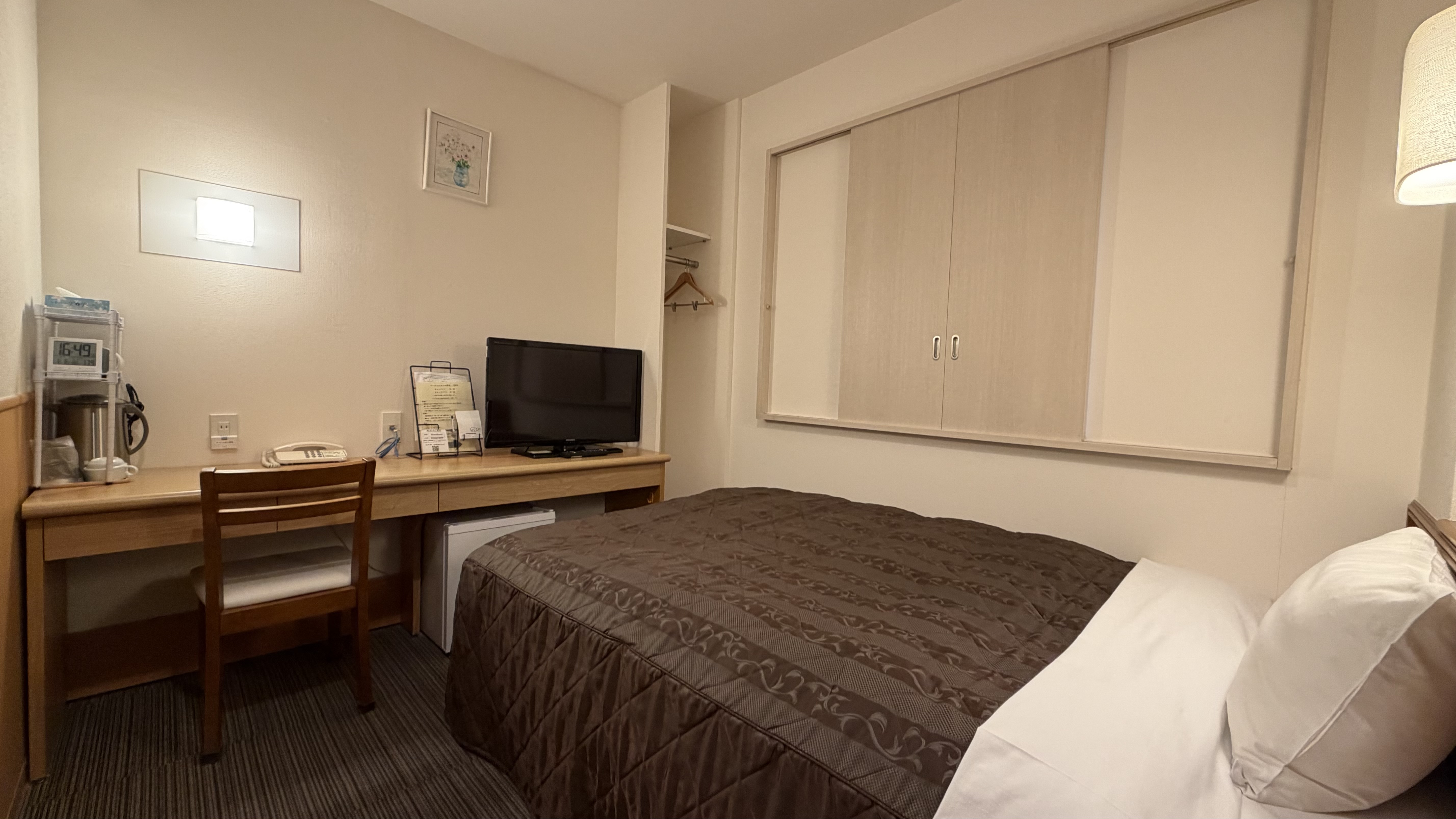 シモンズ社製の広々ベッド