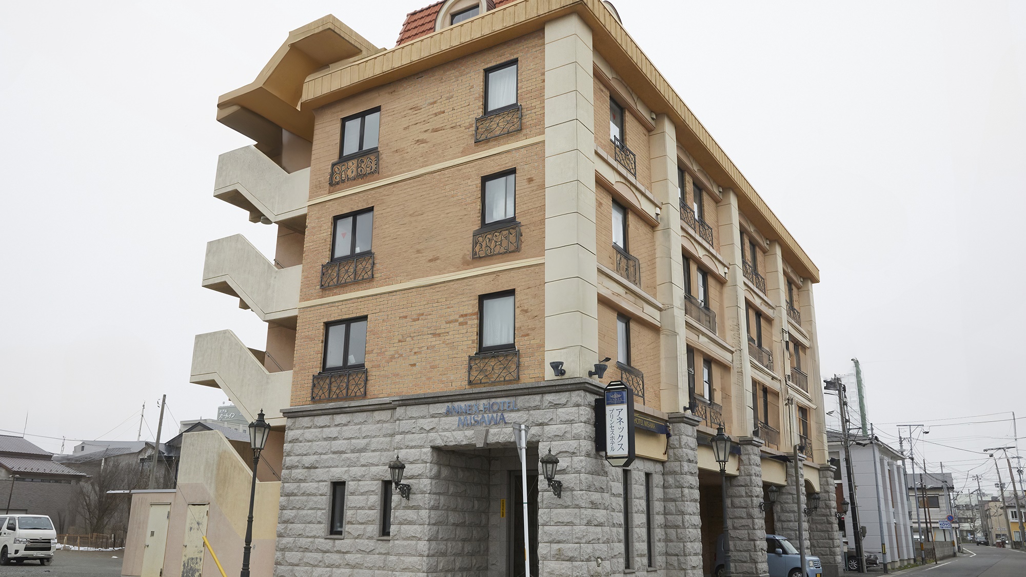 三沢の中心部、繁華街まで徒歩5分と便利です。最寄りのコンビニ徒歩3分