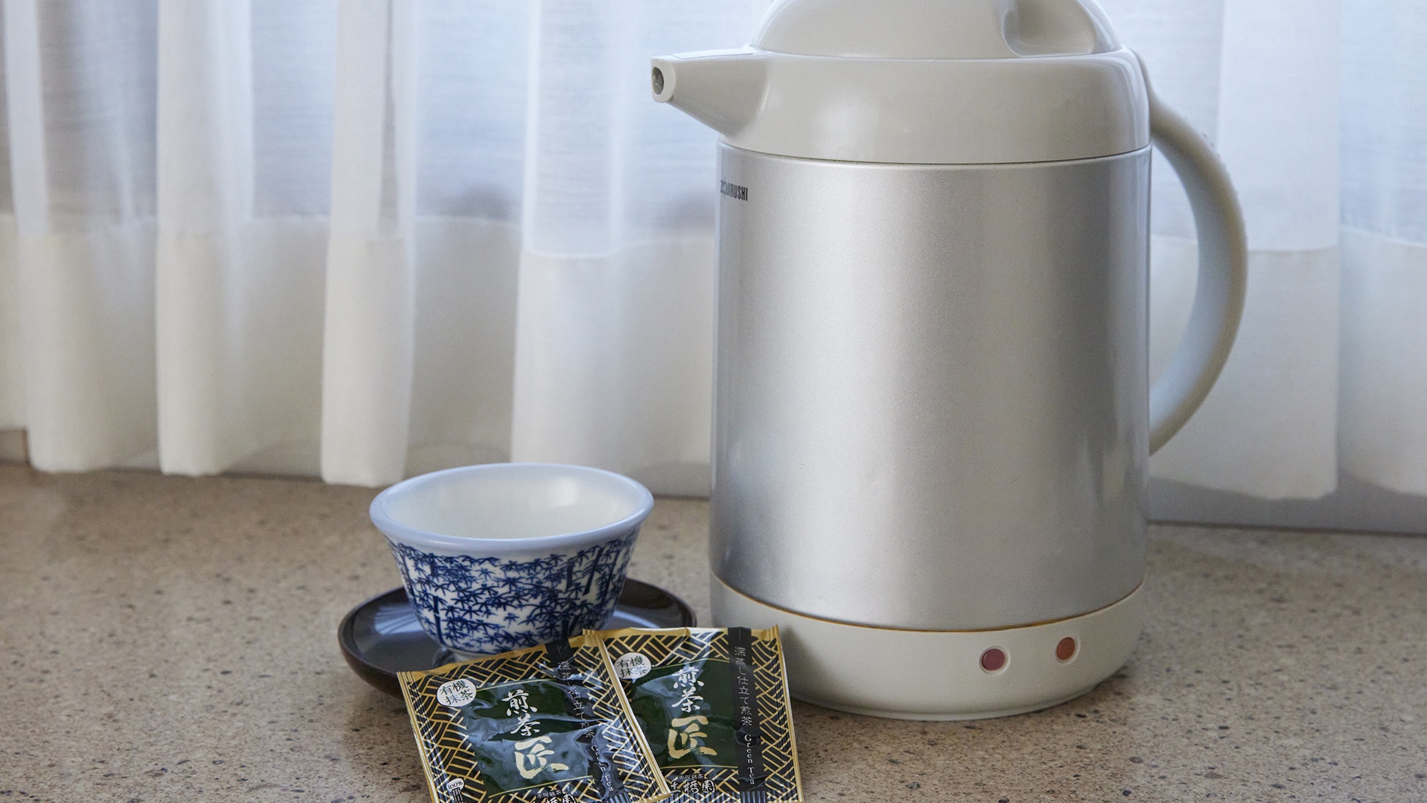 客室には電気ポット、煎茶のサービスをご用意しております
