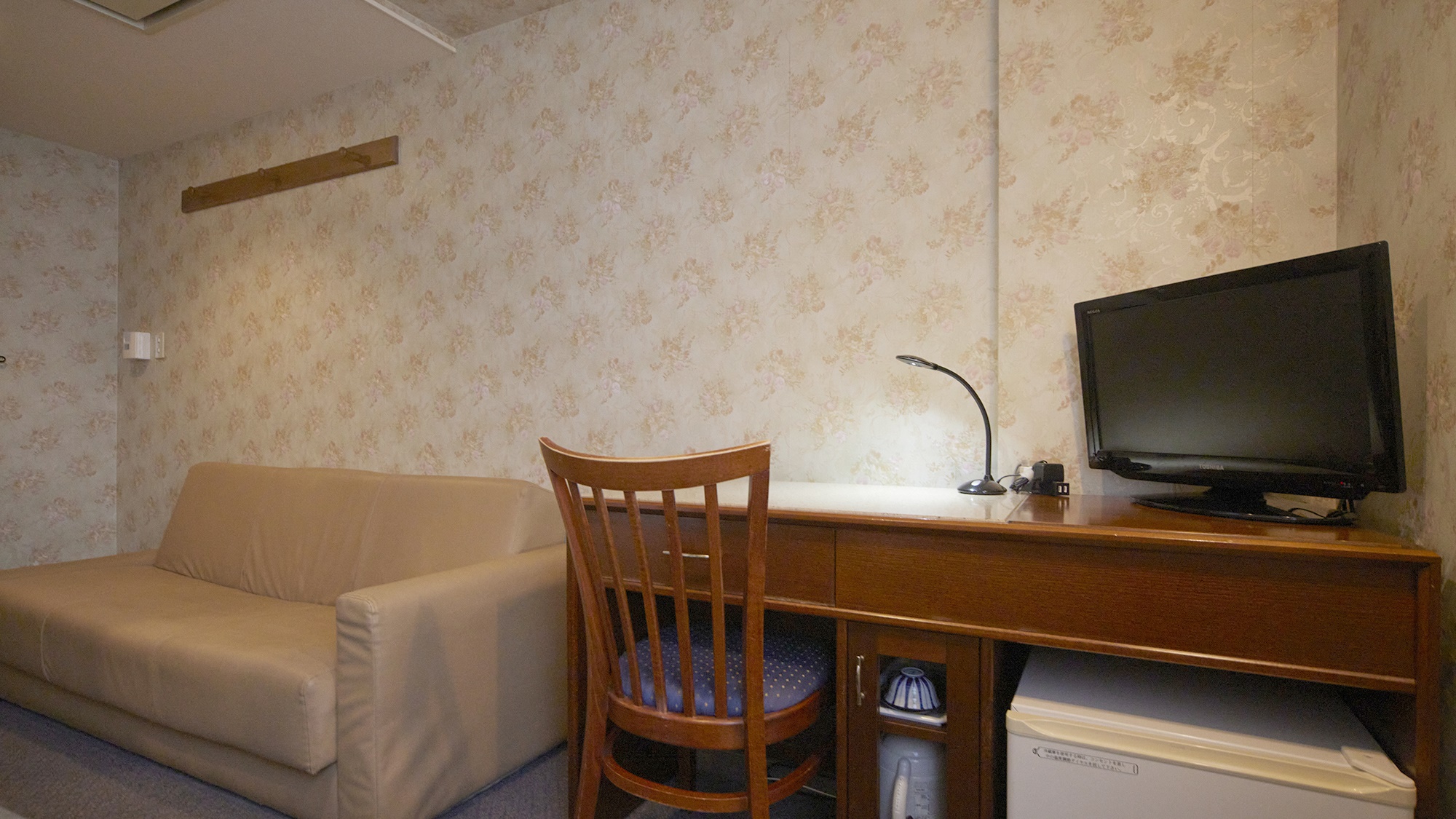 【デラックスシングル】16㎡と少し広めの室内にゆったりくつろげるソファもございます