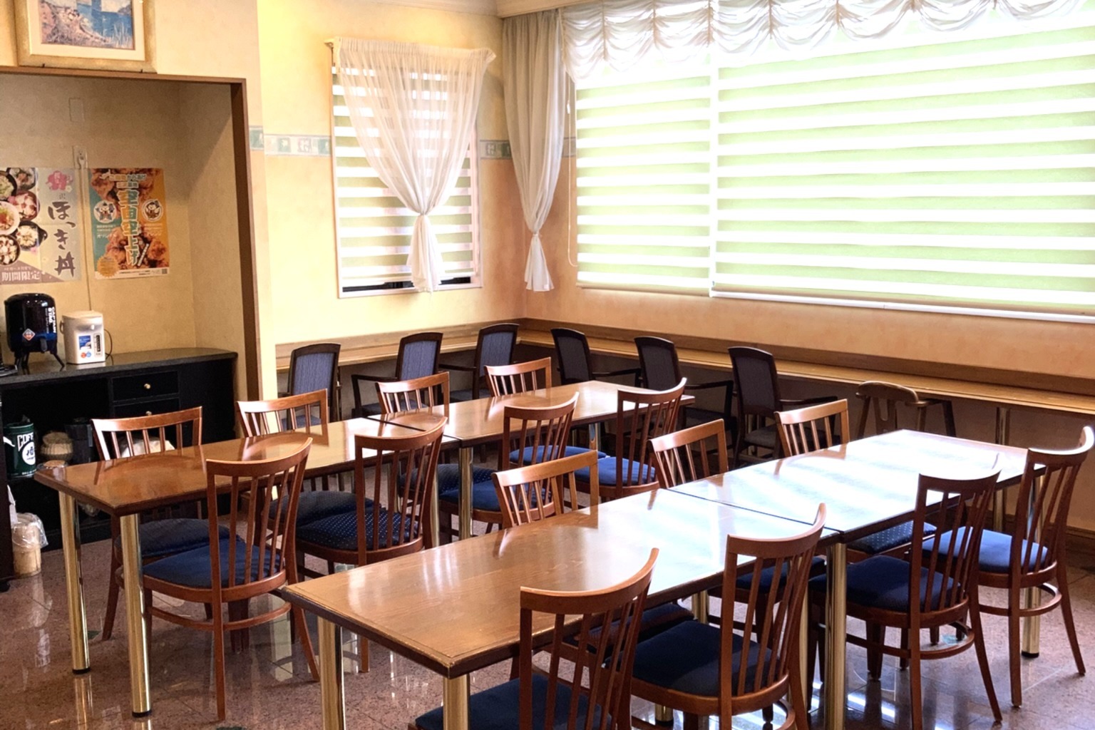 朝食会場で、ゆっくりとお食事をお楽しみいただけます。
