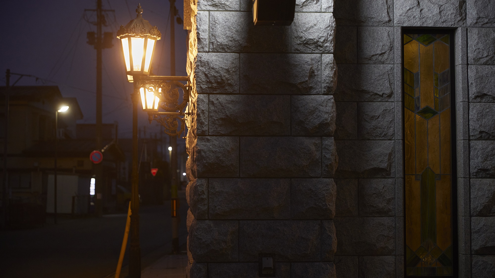 繫華街へ徒歩5分と便利ですが、周辺は官庁等が立ち並び夜は静かにお過ごしいただけます