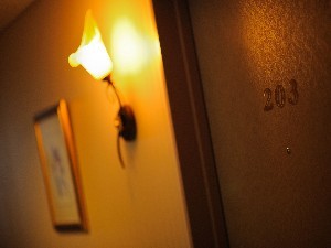 暖かな電球色の灯りが照らす、落ち着いた雰囲気の廊下。