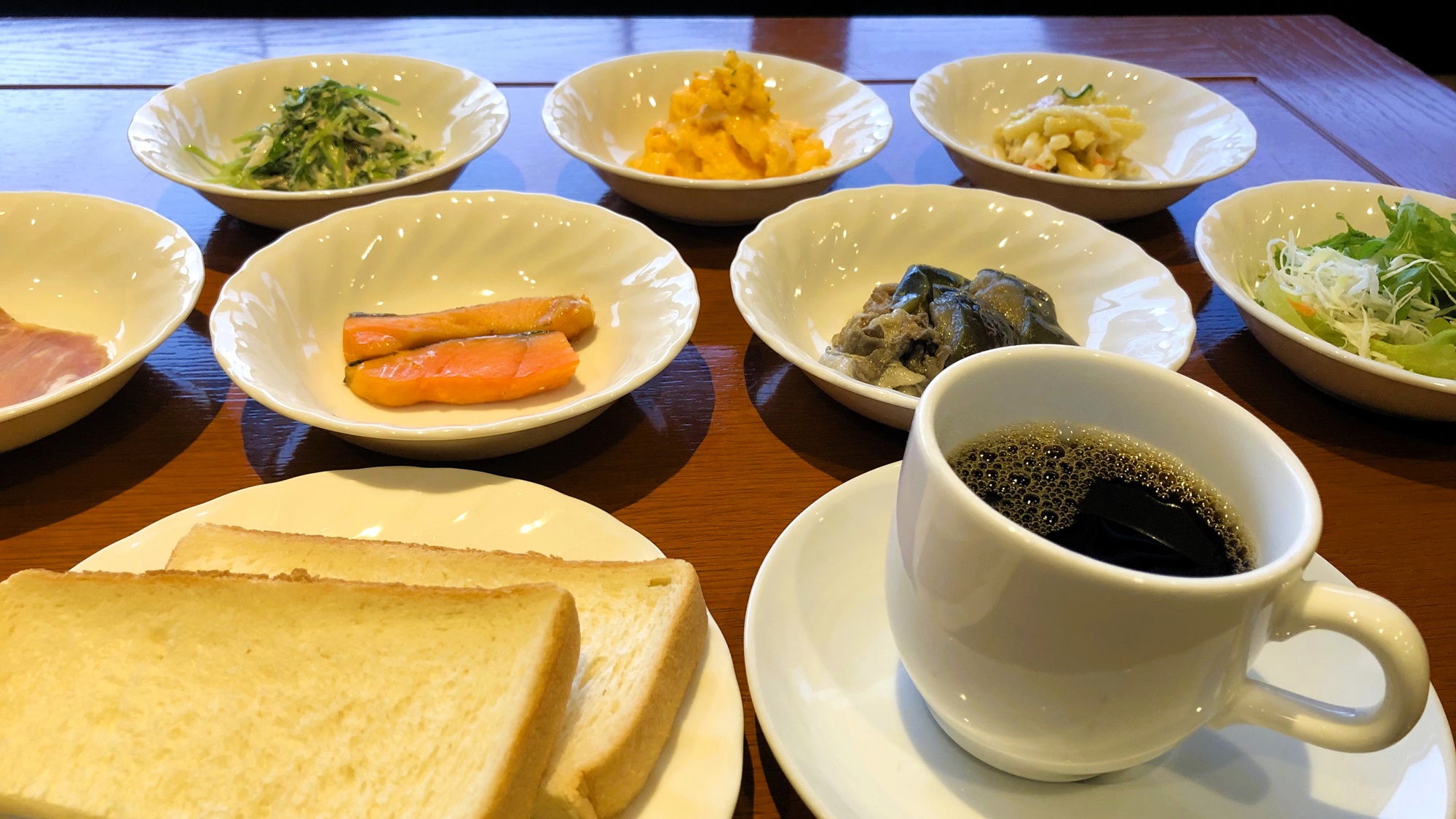 朝の目覚めに、軽やかな洋朝食をどうぞ。（和洋朝食バイキング一例）