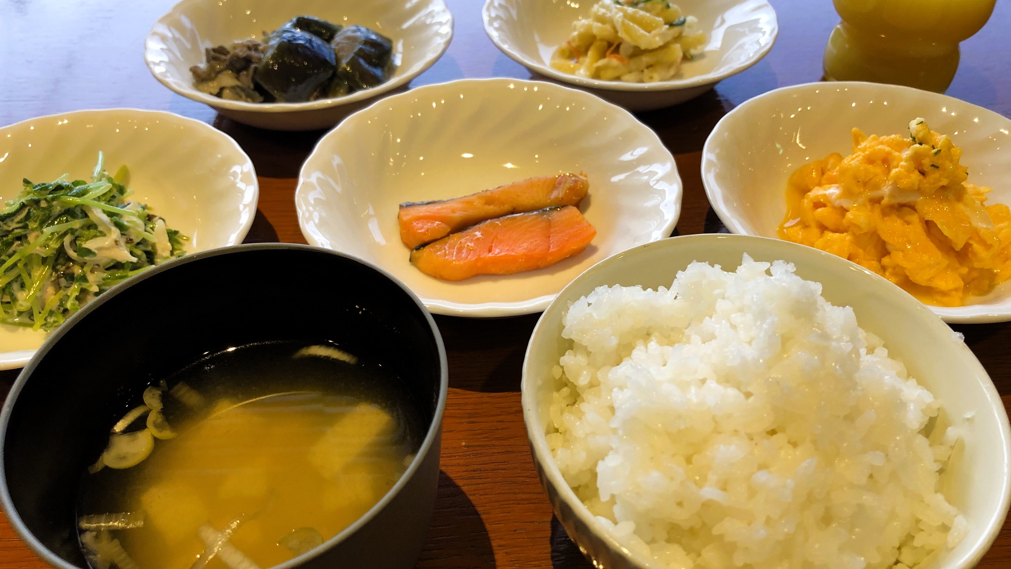 一日の始まりに、やさしい和の朝食を（和洋朝食バイキング一例）
