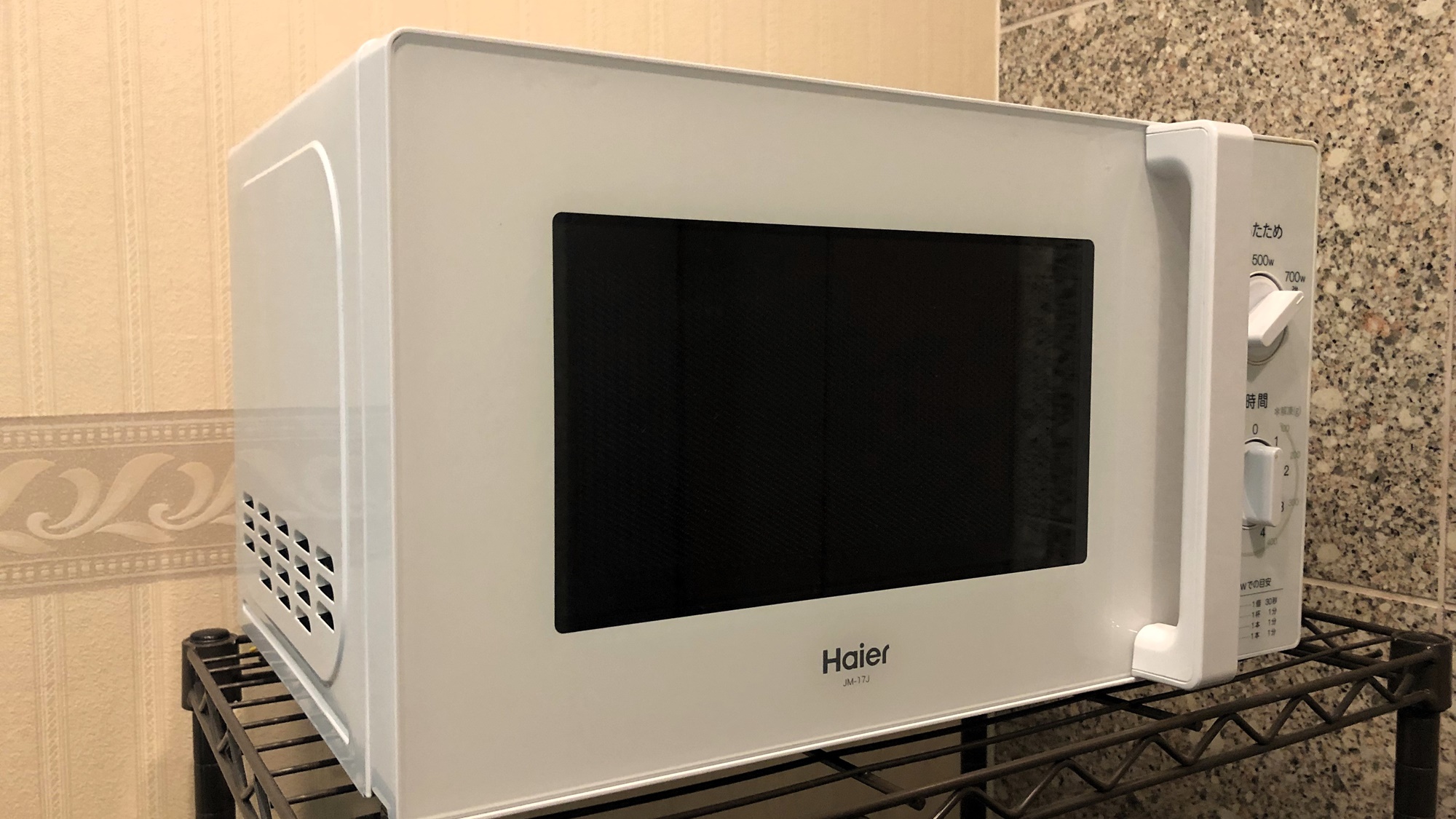 各フロアに1台ずつ電子レンジをご用意しております。